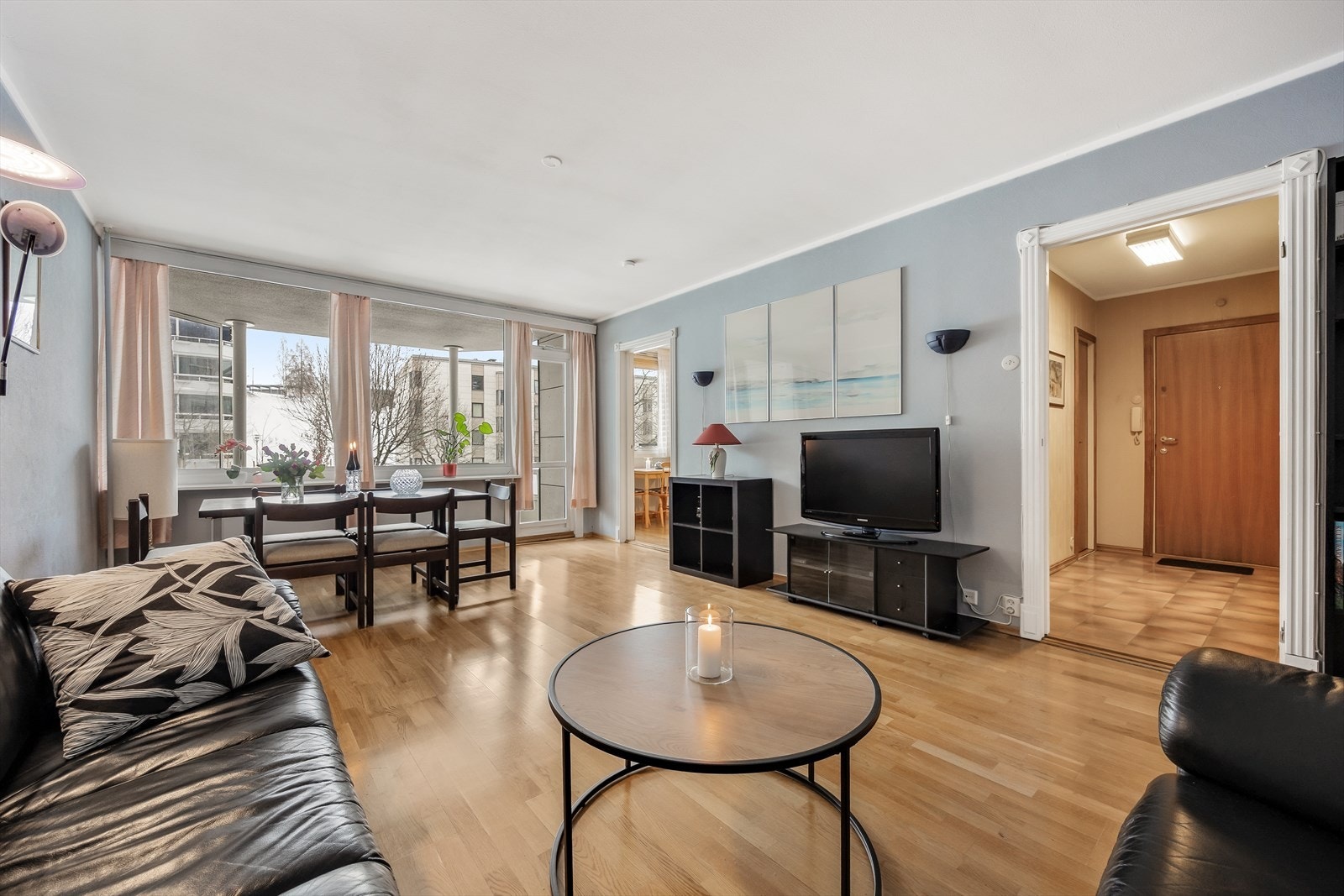 Stuen er romslig med parkett på gulvet og en takhøyde på ca. 2,50 meter. Galleribilde