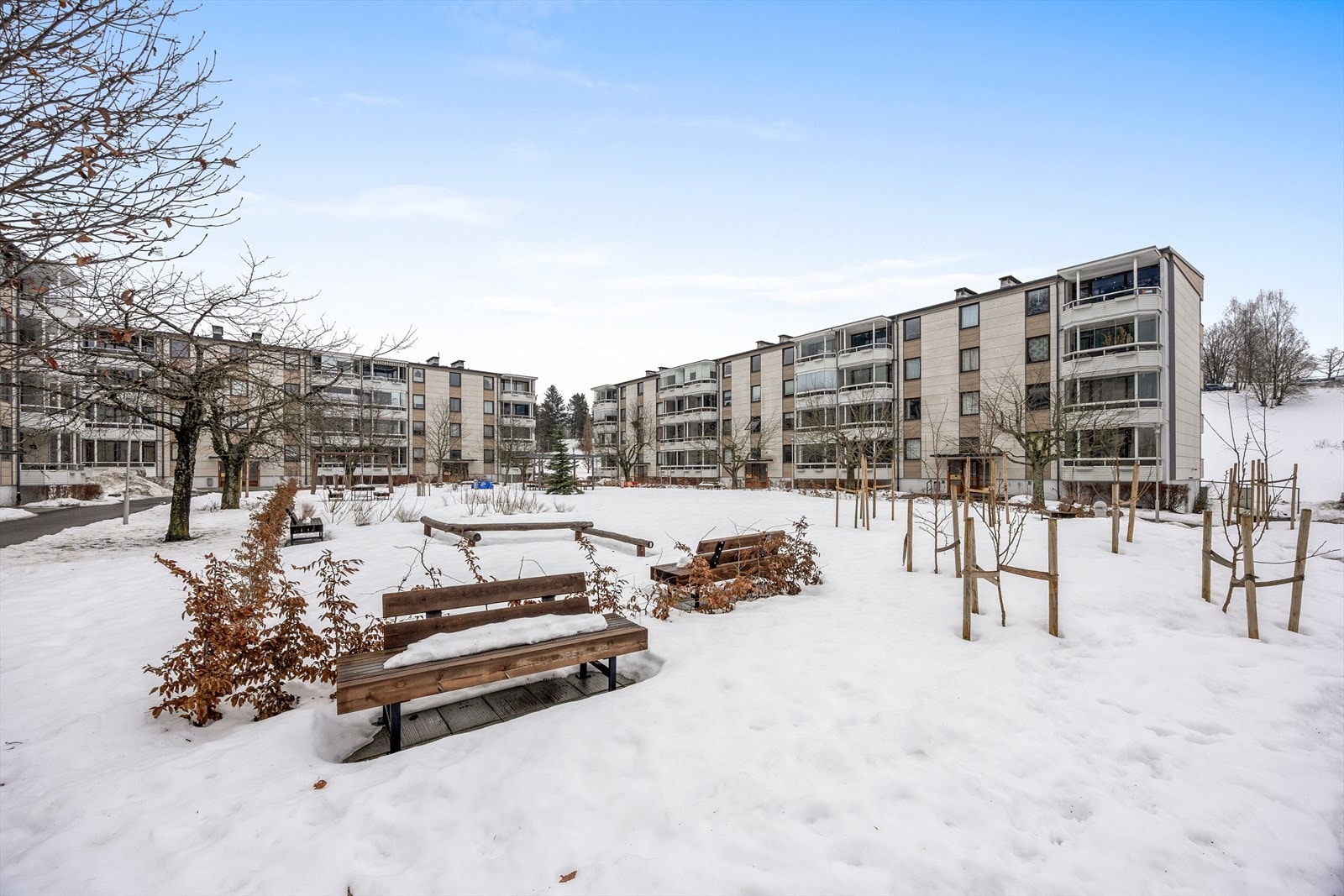 Borettslaget har store, opparbeidede fellesområder med sittegrupper og lekeapparater. Galleribilde