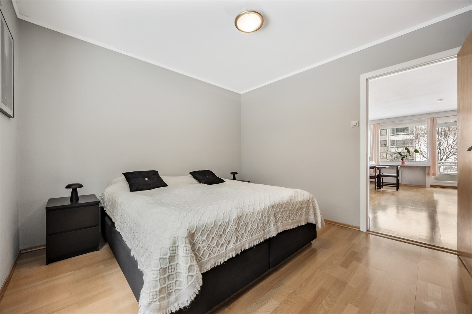 Leiligheten har to gode soverom. Hovedsoverommet har god plass til dobbeltseng og tilhørende møblement. Galleribilde