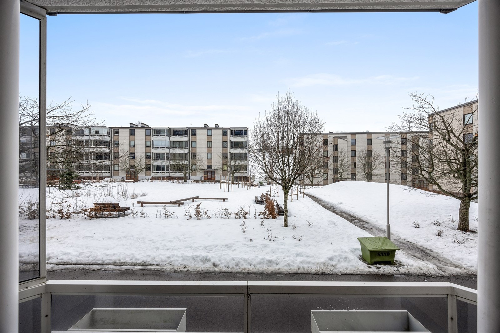 Herfra har du utsyn over borettslagets velholdte og grønne fellesarealer. Galleribilde