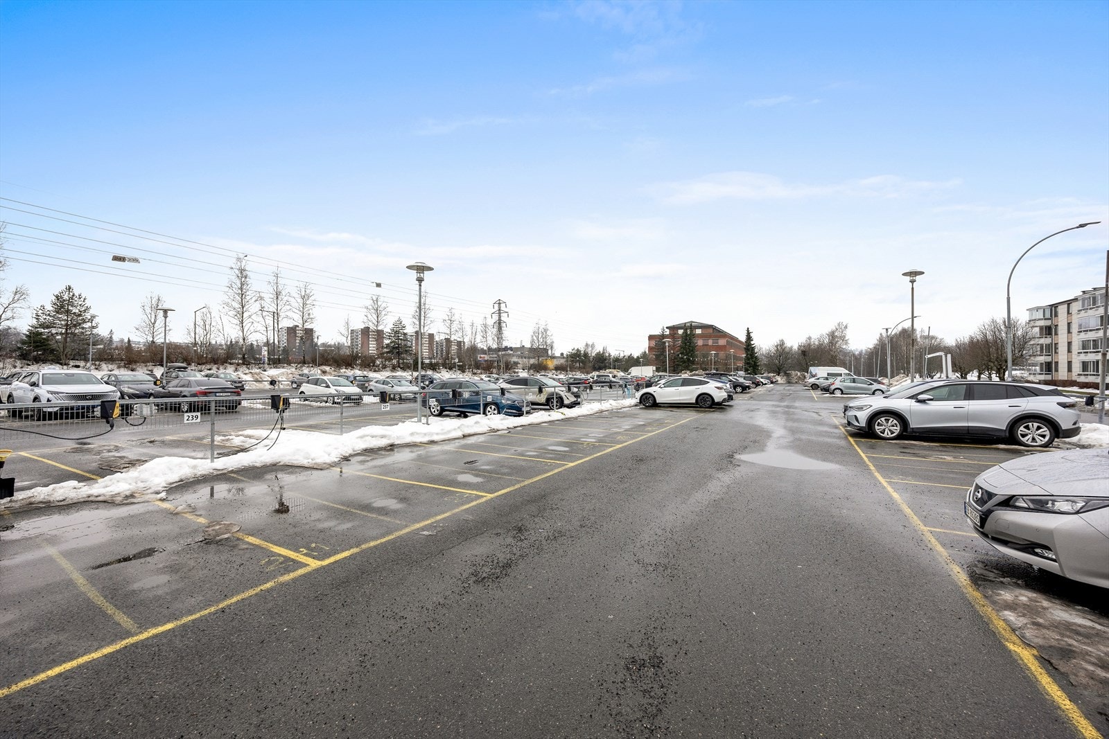 Leiligheten disponerer en parkeringsplass. Kollektivtilbudet er også meget godt. Galleribilde