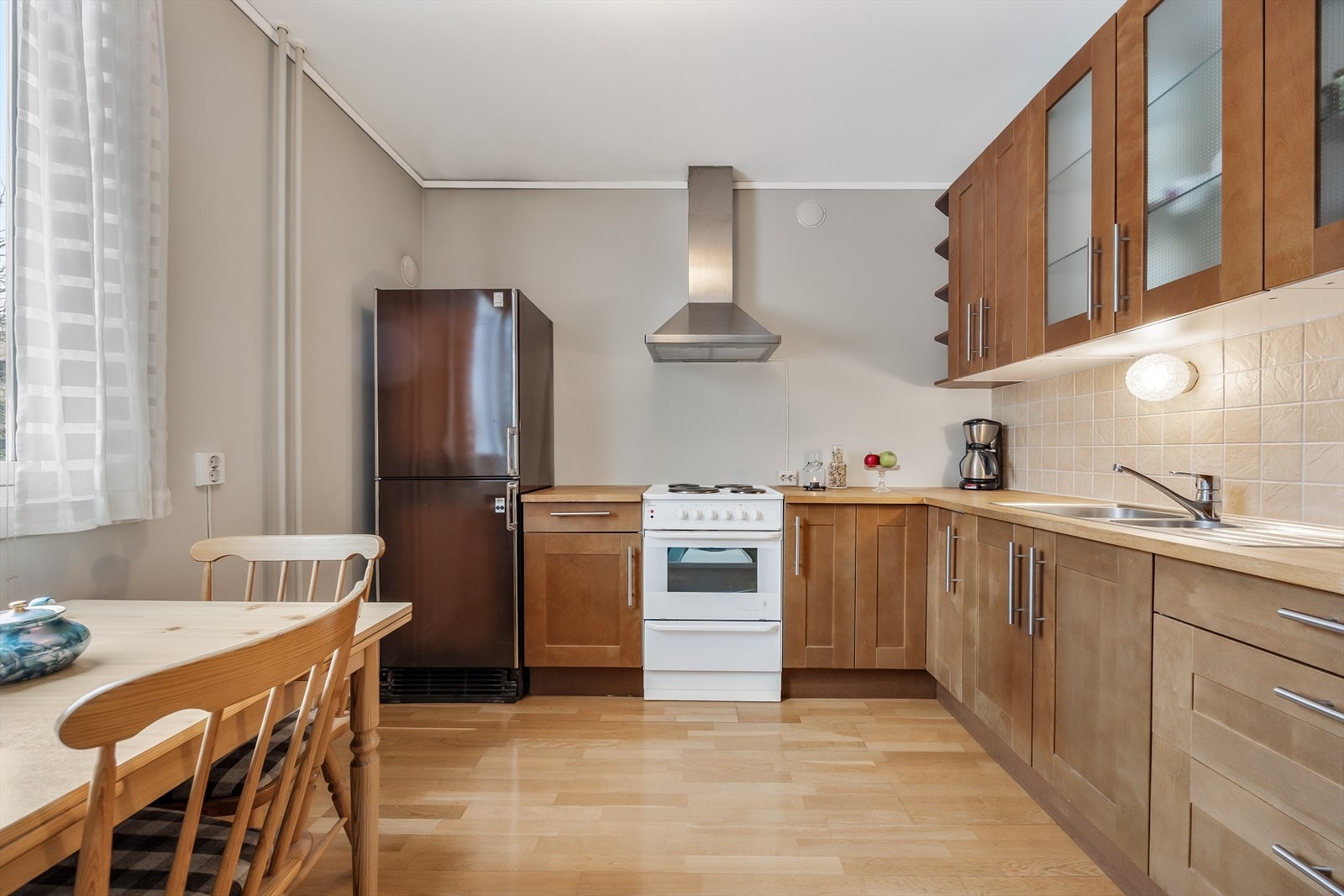 Leiligheten har et separat kjøkken med innredning fra ca. 2006 og plass til en hyggelig spiseplass. Galleribilde