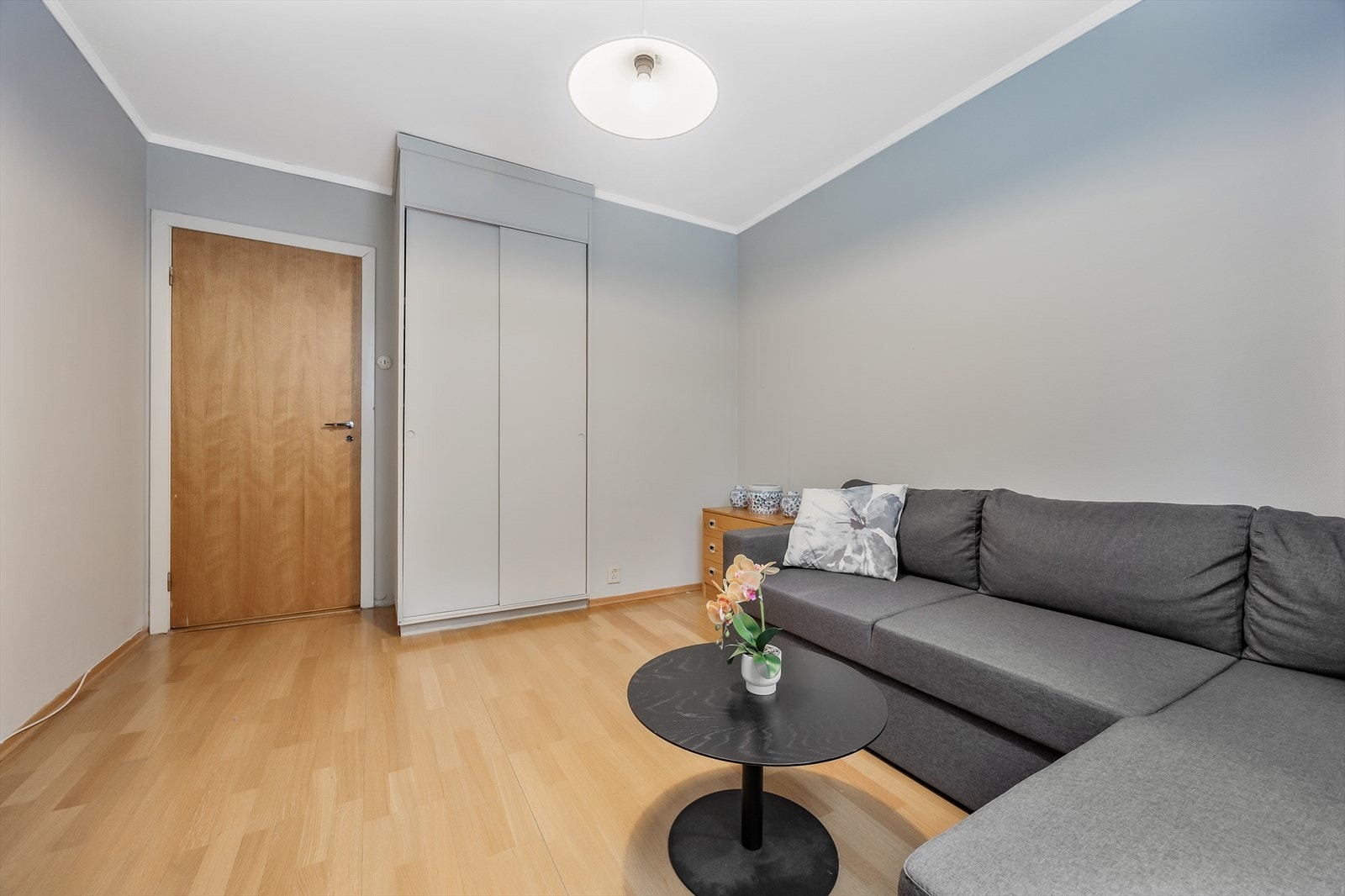 Soverommet har plass til seng og skrivepult. Galleribilde