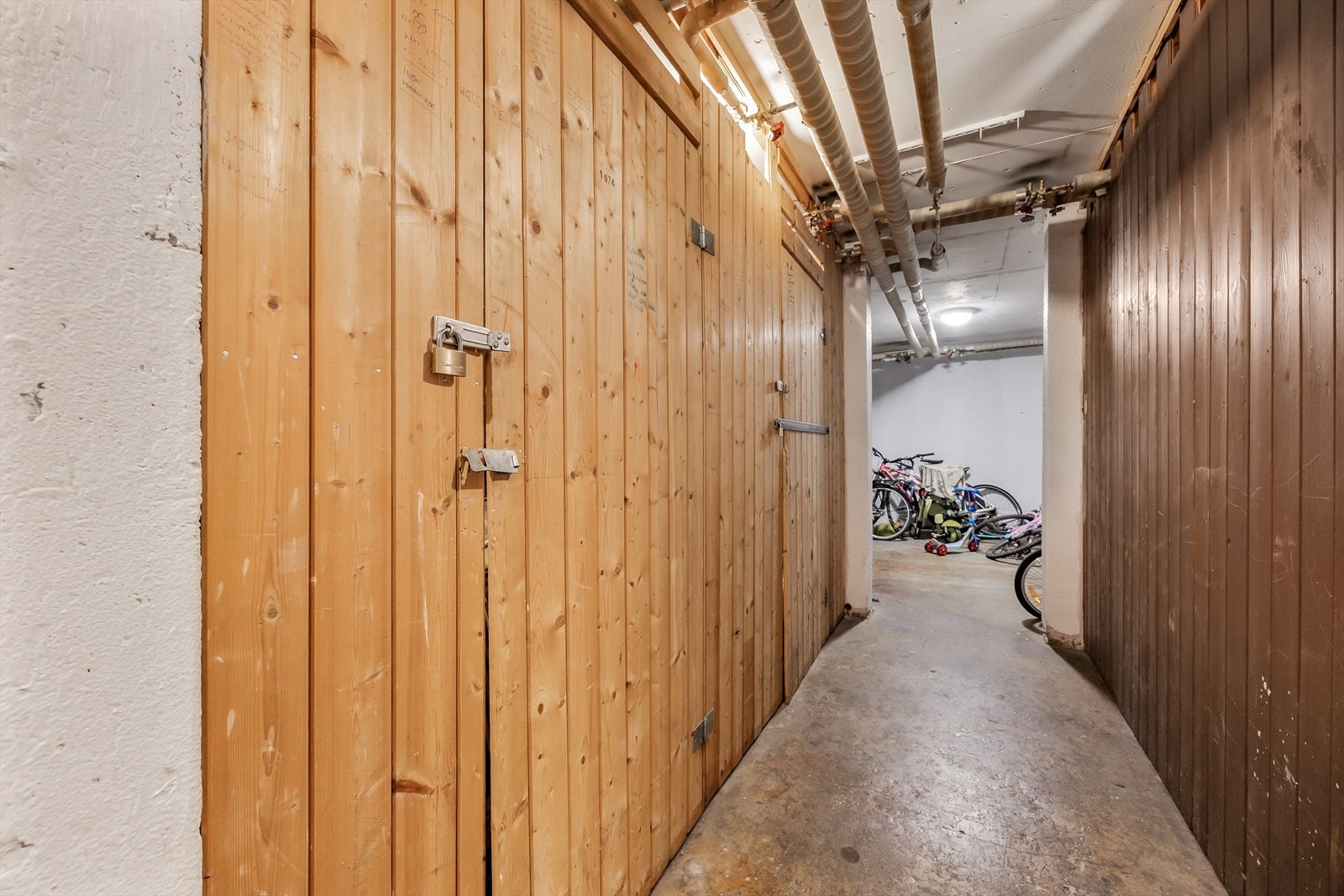 Med leiligheten følger to boder i kjelleren på til sammen 10 m², som gir god lagringsplass. Galleribilde