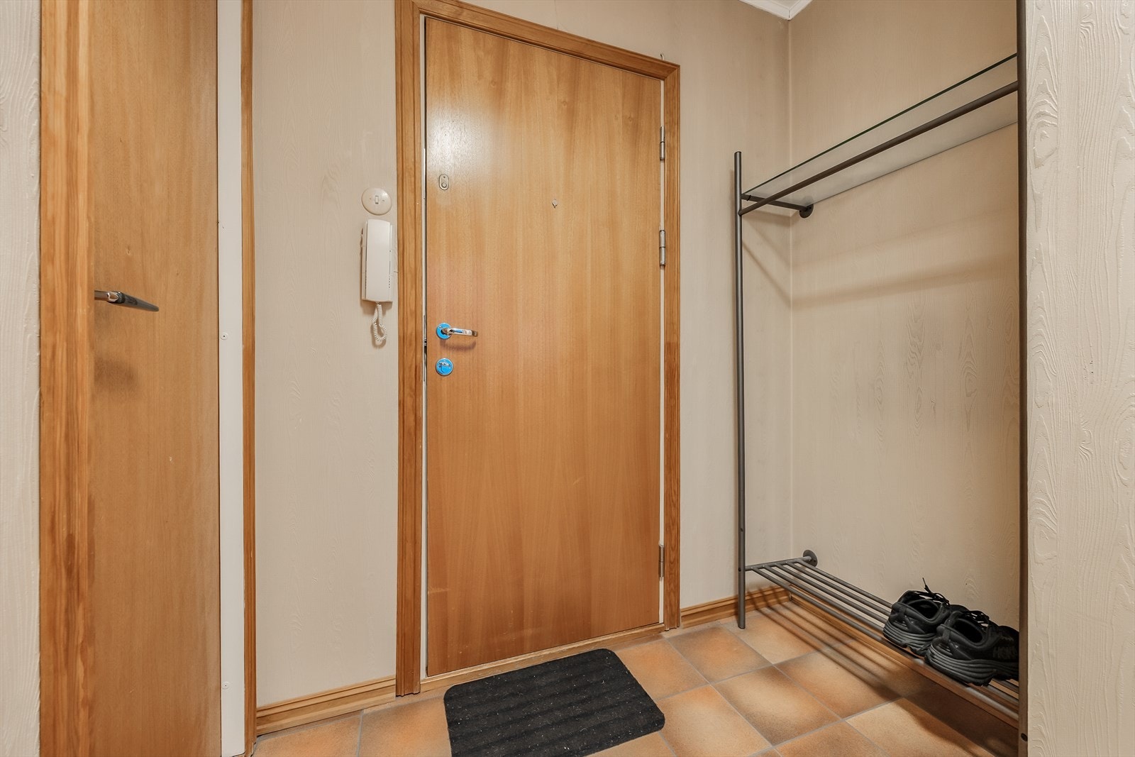 Velkommen inn! Bygget har dørcalling for enkel adkomst. Galleribilde