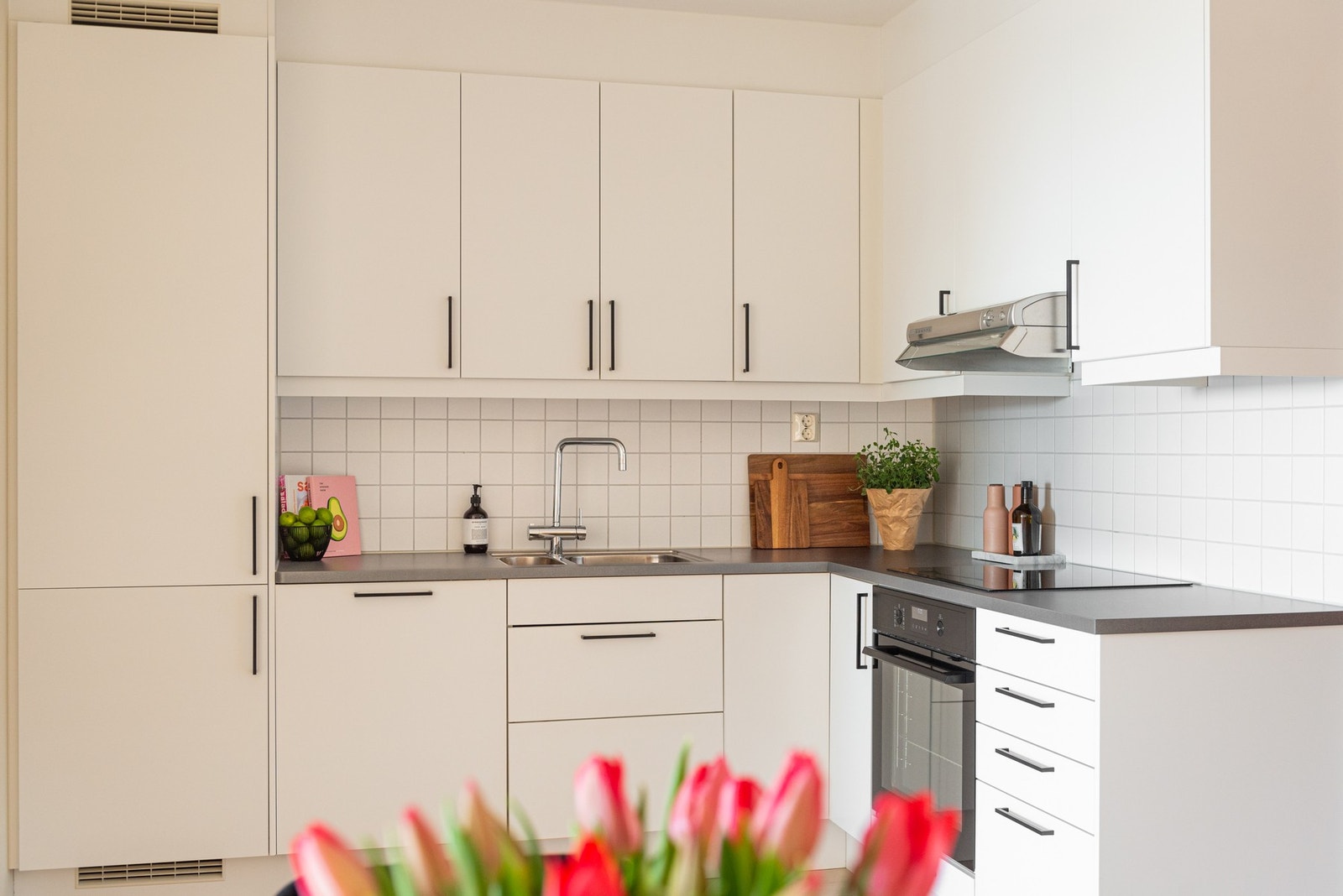 Leiligheten har et stilrent kjøkken! Galleribilde