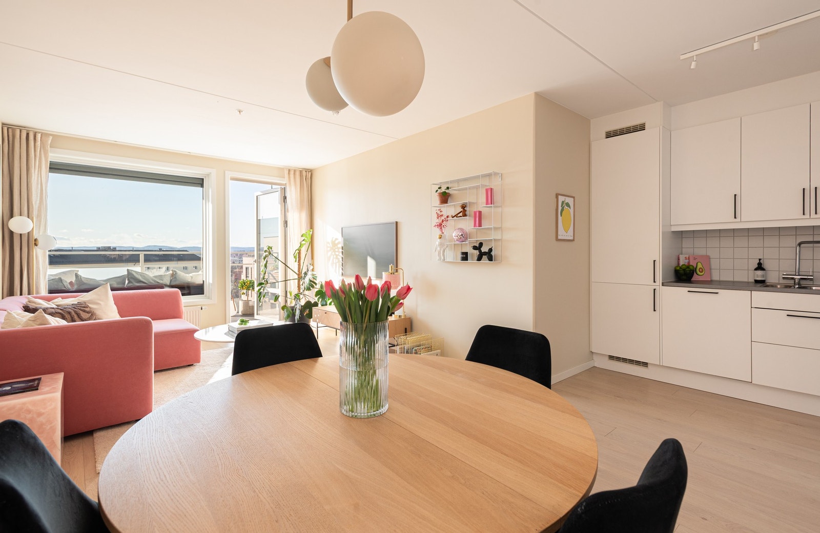 Boligen har vindusflater vendt mot to forskjellige himmelretninger som slipper inn rikelig med dagslys og gir nydelige solnedganger. Galleribilde