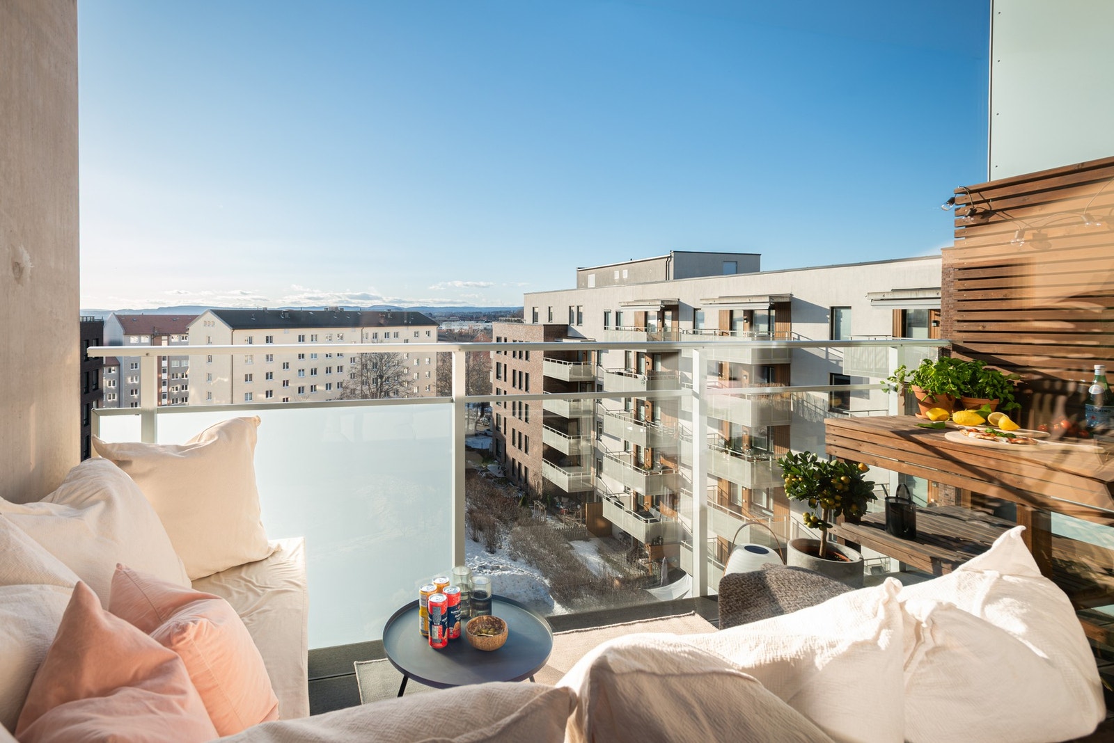 Moderne, gjennomført og stilren 3-roms selveierleilighet beliggende meget sentralt i populære Grefsen Stasjonsby. Galleribilde