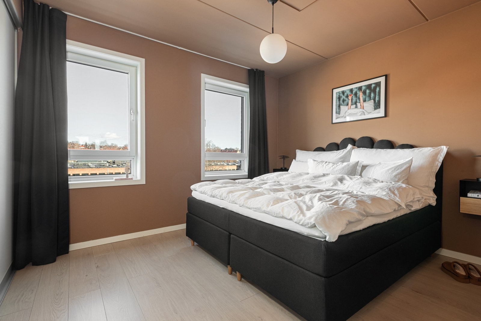 Romslig og innbydende hovedsoverom med god plass til stor dobbeltseng, nattbord og annet ønsket møblement. Galleribilde