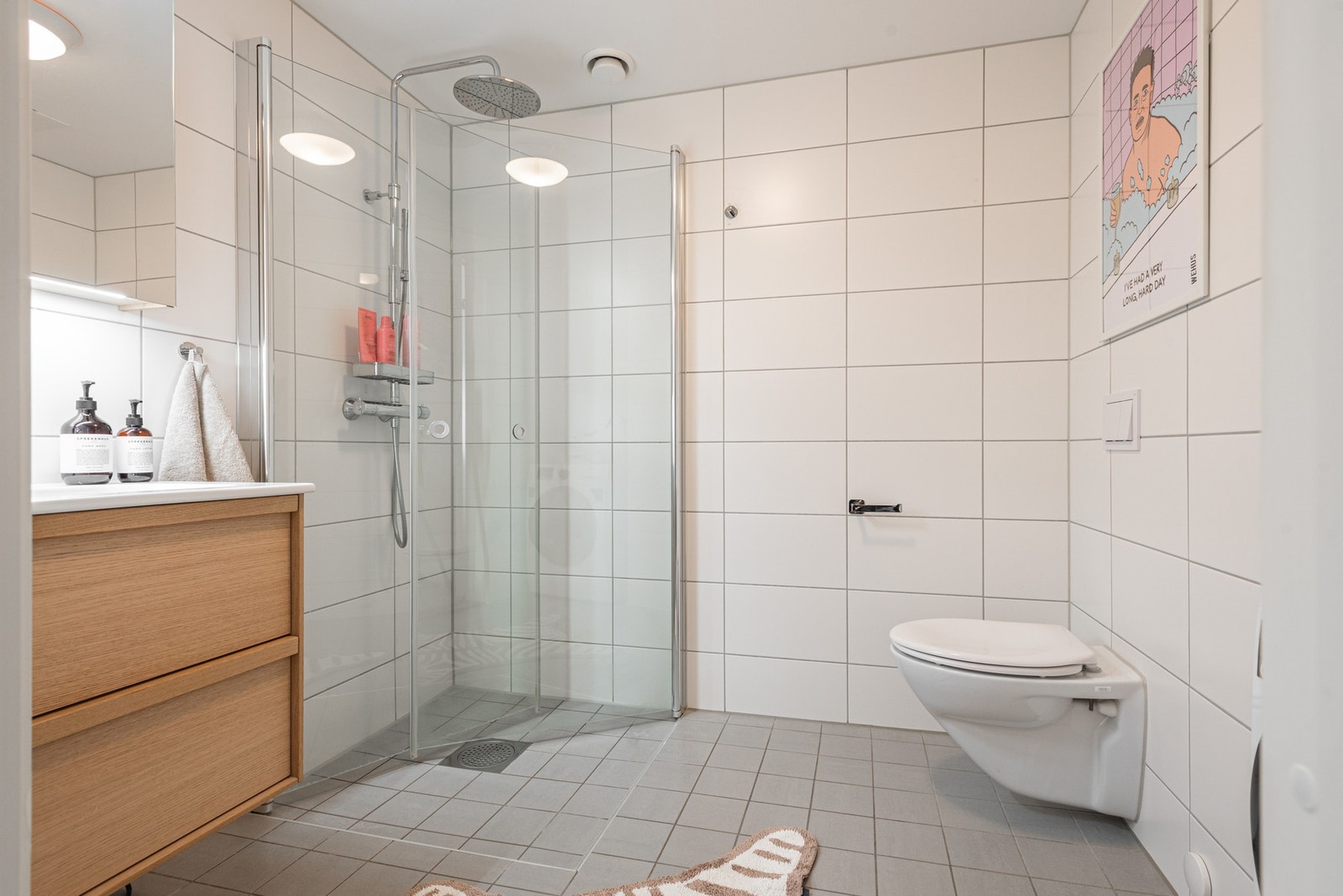 Baderom fra byggeårene (2015) med inngang fra entréen. Galleribilde