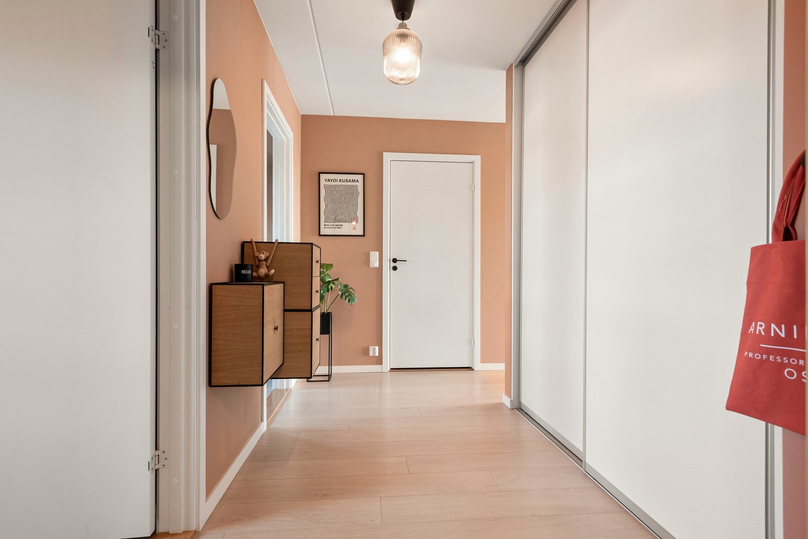 Entréen er romslig og er utstyrt med både skyvedørsgarderobe, vegghengte hyller og plass til ytterligere møbleringer. Galleribilde