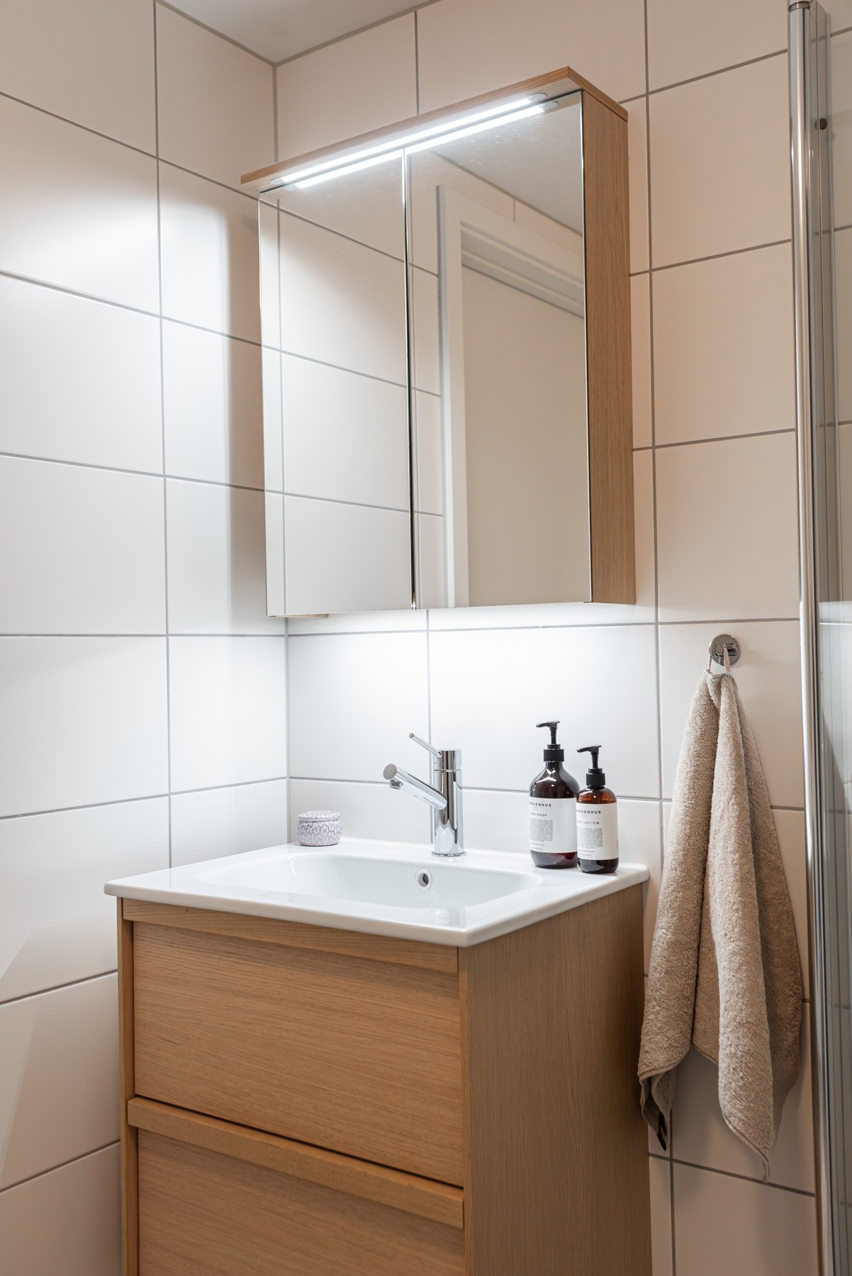 Det er skiftet innredning, blandebatteri og dusjarmatur i 2022 og fremstår svært lyst og delikat. Galleribilde