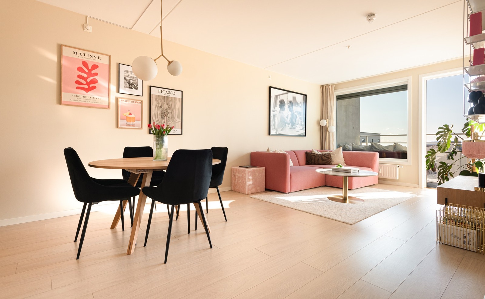 I stuen er det flotte rommet oppdelt med flott sone for spisestue og en lun og fin plassering av sofa. Galleribilde