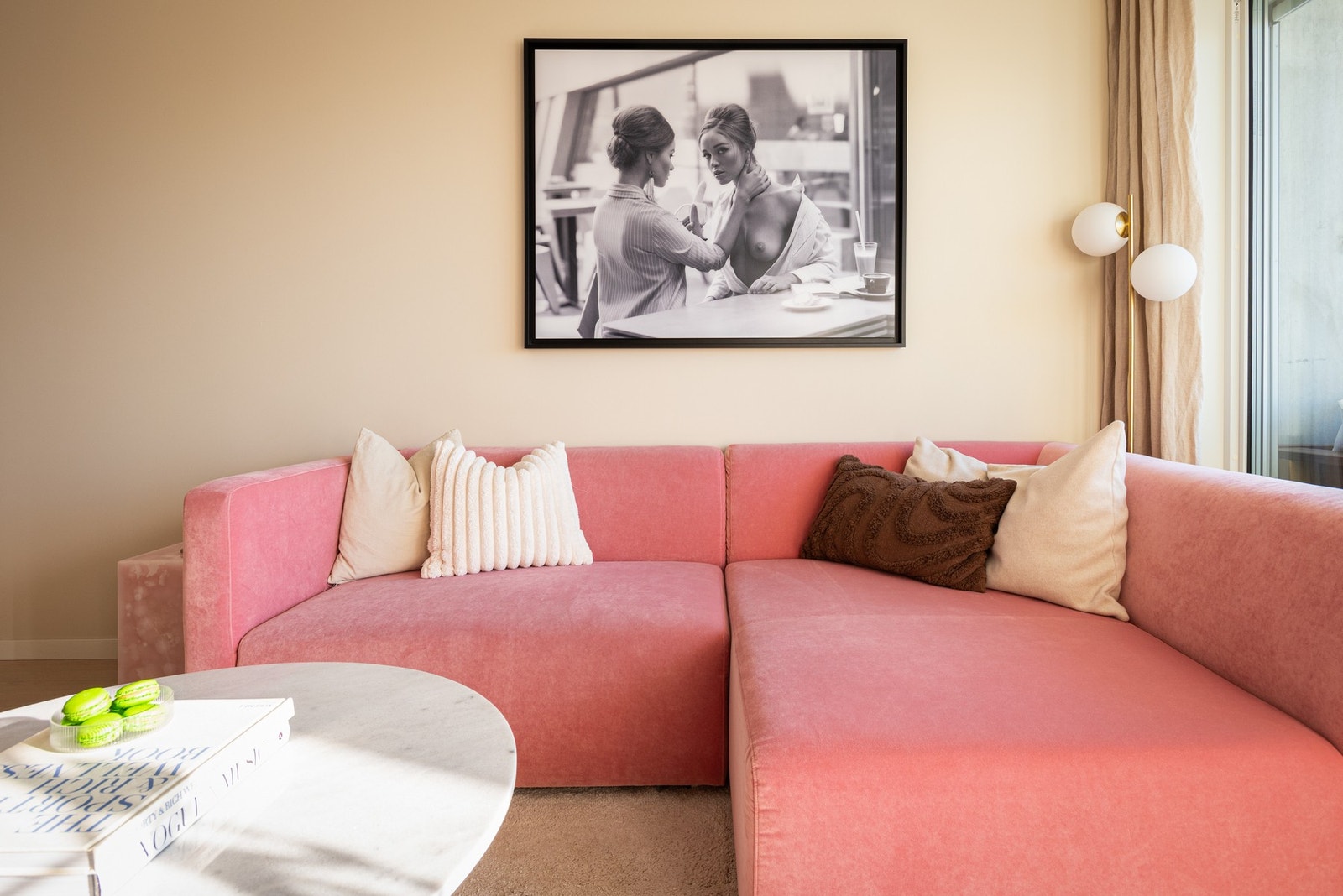 Det er utvendig solskjerming som kan styres med fjernkontroll. Galleribilde