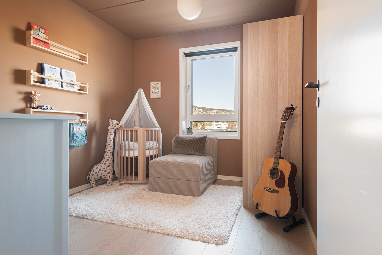 Soverom II kan fint innredes med dobbeltseng, nattbord og garderobeskap. Galleribilde