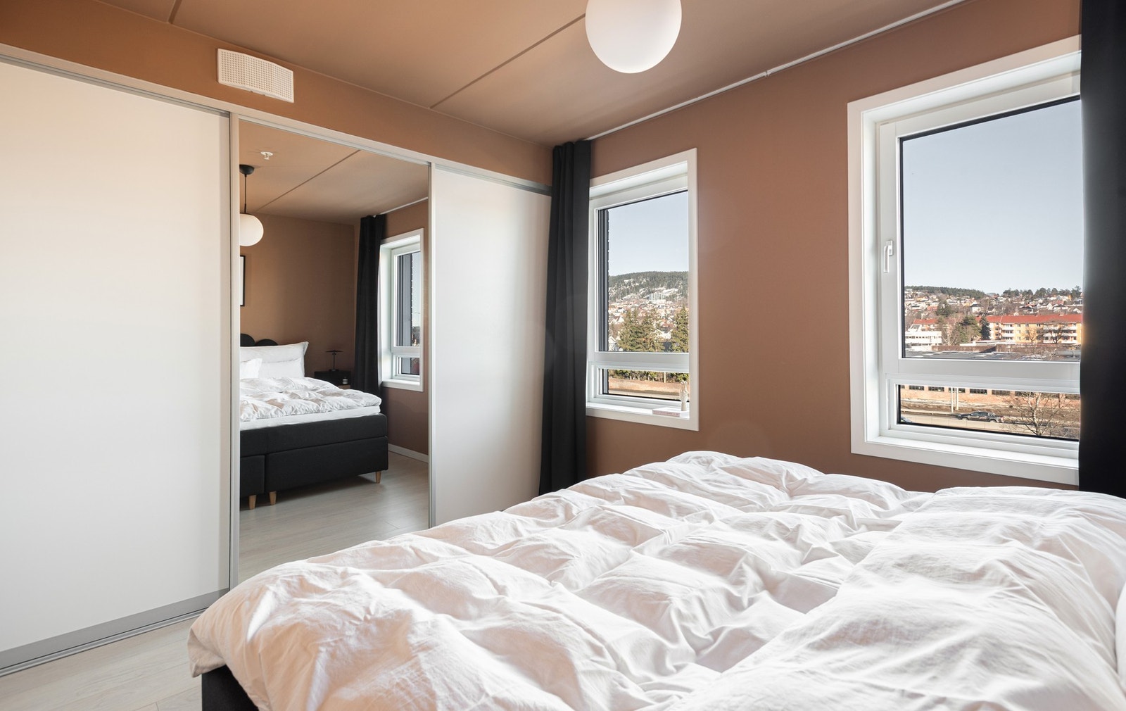 Hovedsoverommet har rikelig med lagringsplass i stort garderobeskap. Galleribilde