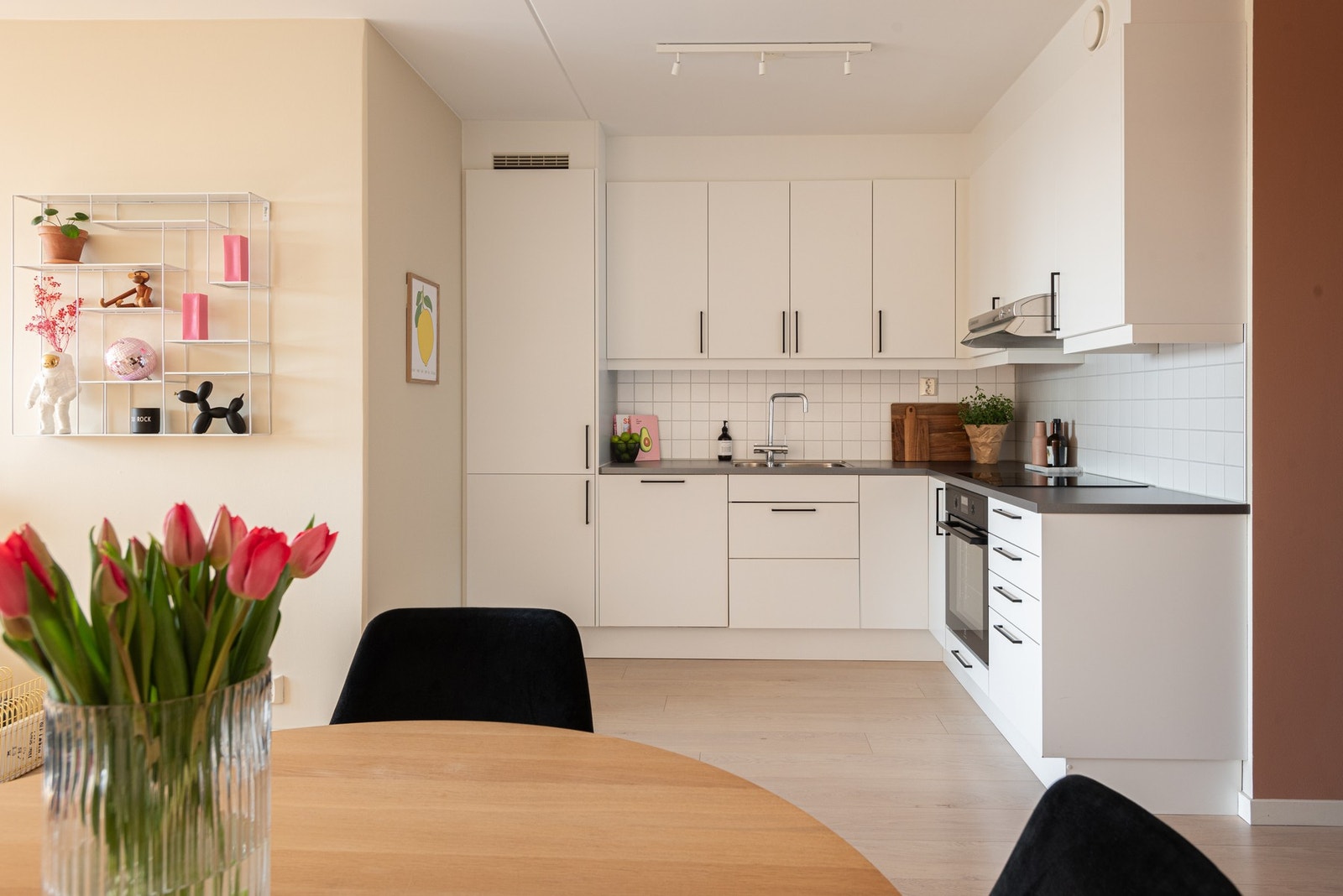 Innredningen er utstyrt med integrert induksjonsplatetopp, stekeovn, oppvaskmaskin og kjøle-/fryseskap. Galleribilde