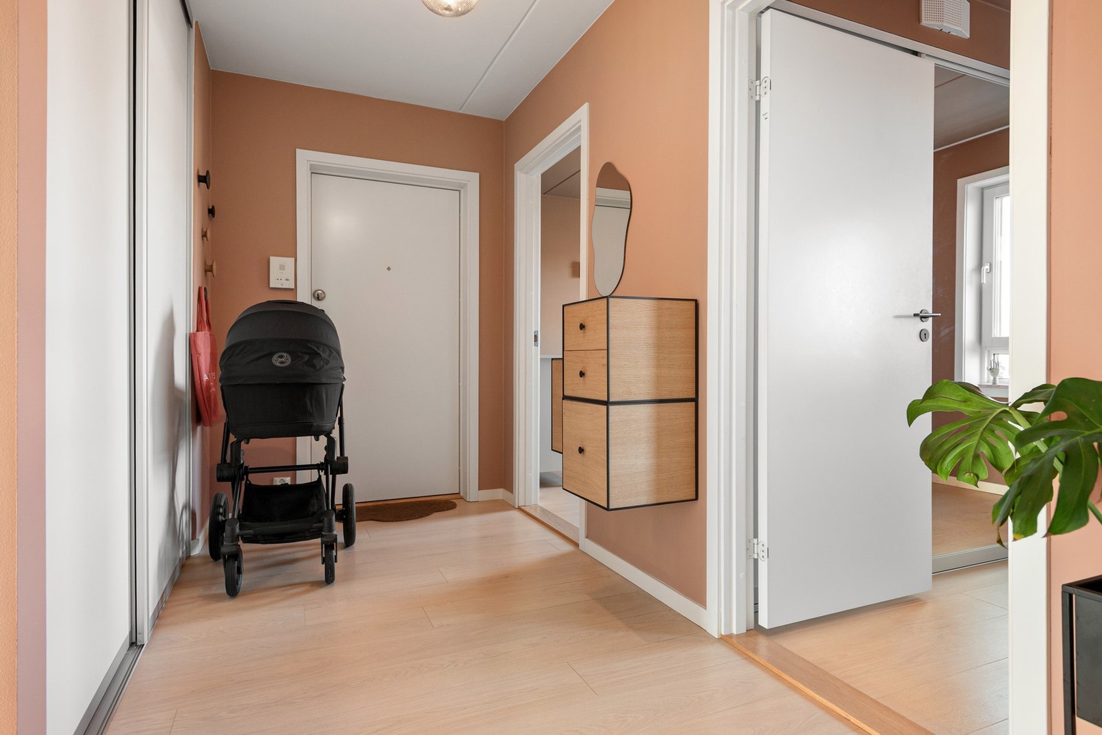 Meget gode oppbevaringsmuligheter i flere store garderober og i kjellerbod på 7 m². Galleribilde