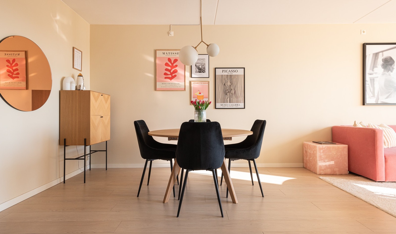 Med god plass til spisebord kan du invitere både familie og venner til middagsbesøk. Galleribilde