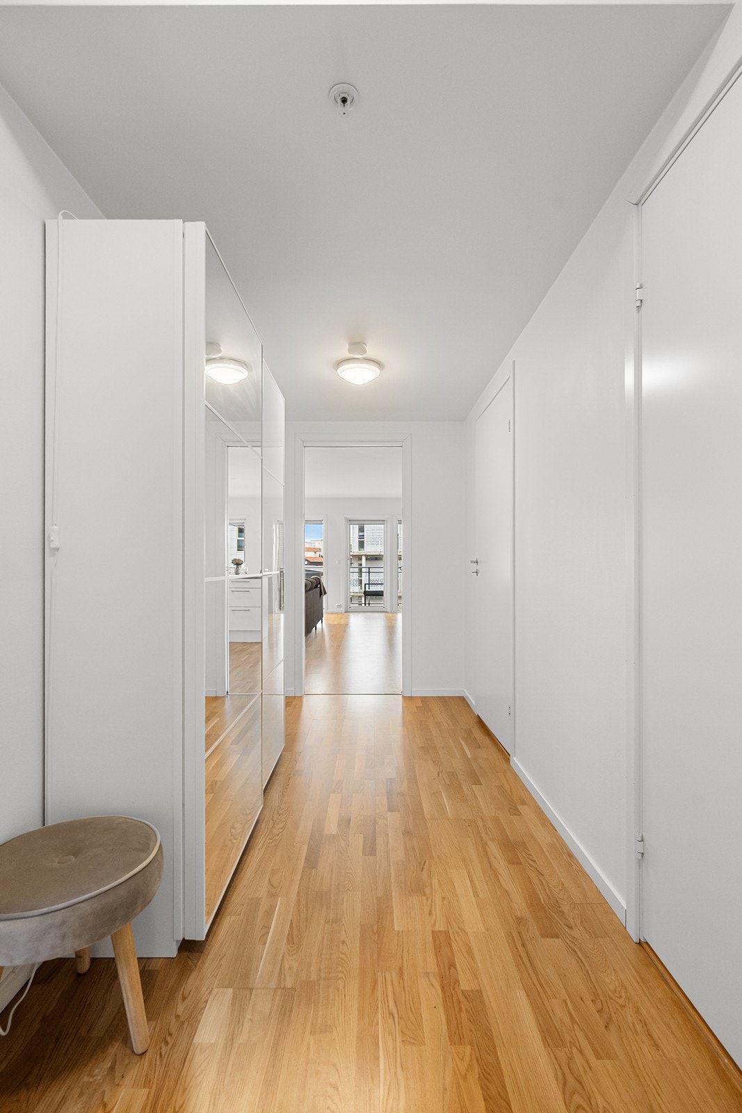 Luftig entré med fine muligheter til etablering av en garderobeløsning som passer ditt behov Galleribilde