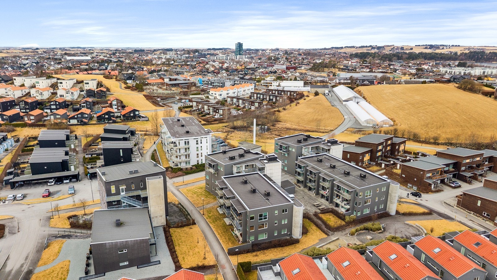 Her kan både voksne og barn ta del i et flott bomiljø, da Markavegen ligger i trygge, etablerte og rolige omgivelser med umiddelbar nærhet til friarealer, turområder og flere lekeplasser. Galleribilde