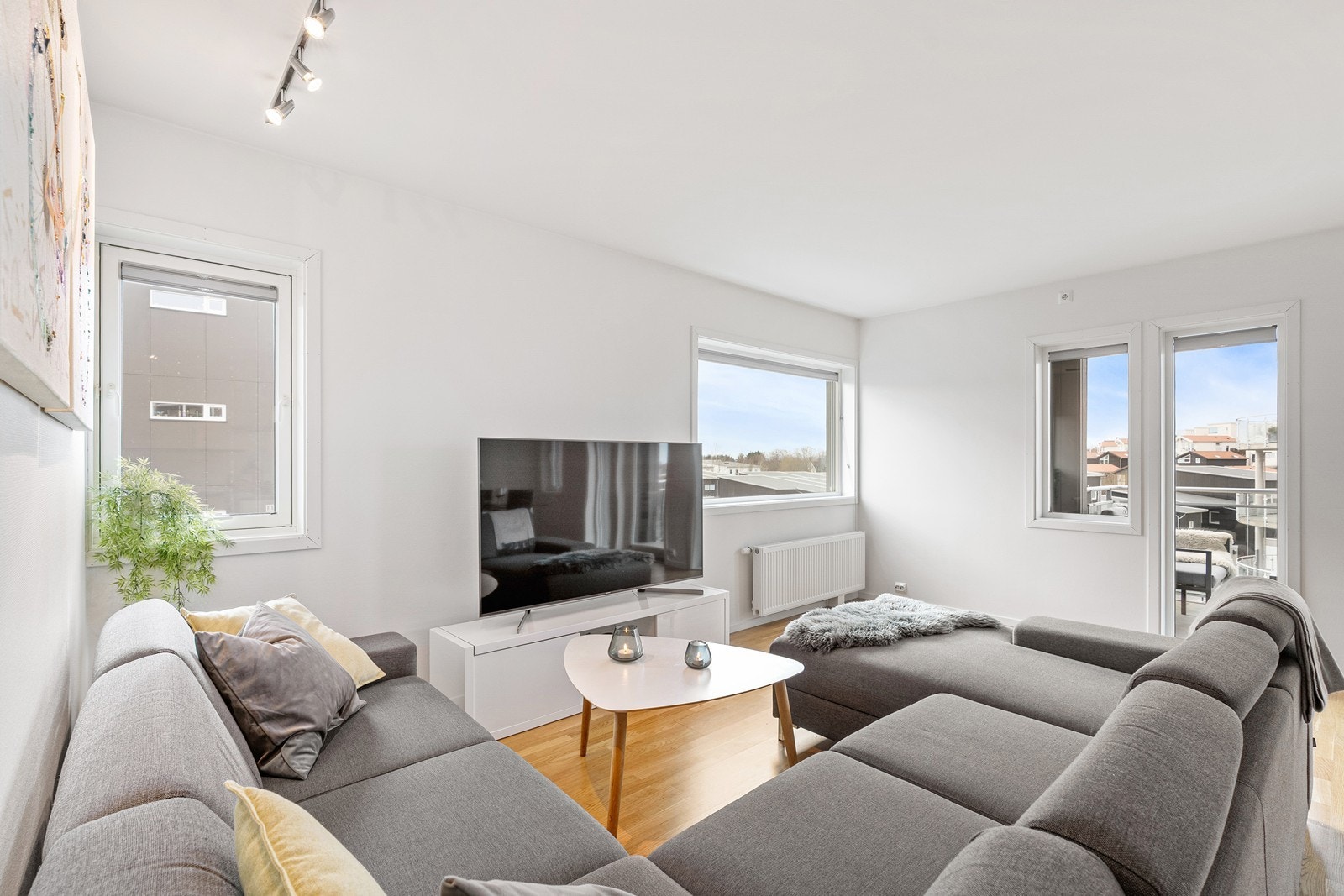 Fra stuen er det utsikt ut mot friområdet og på balkongen er det gode solforhold. Galleribilde