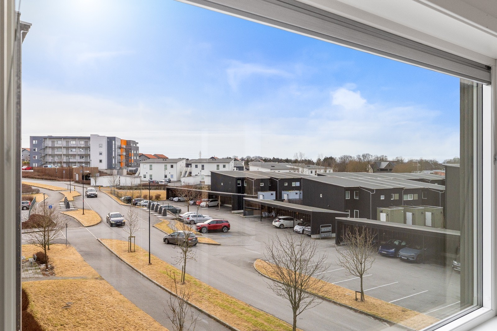 Store vindusflater og fint lysinnslipp. Galleribilde