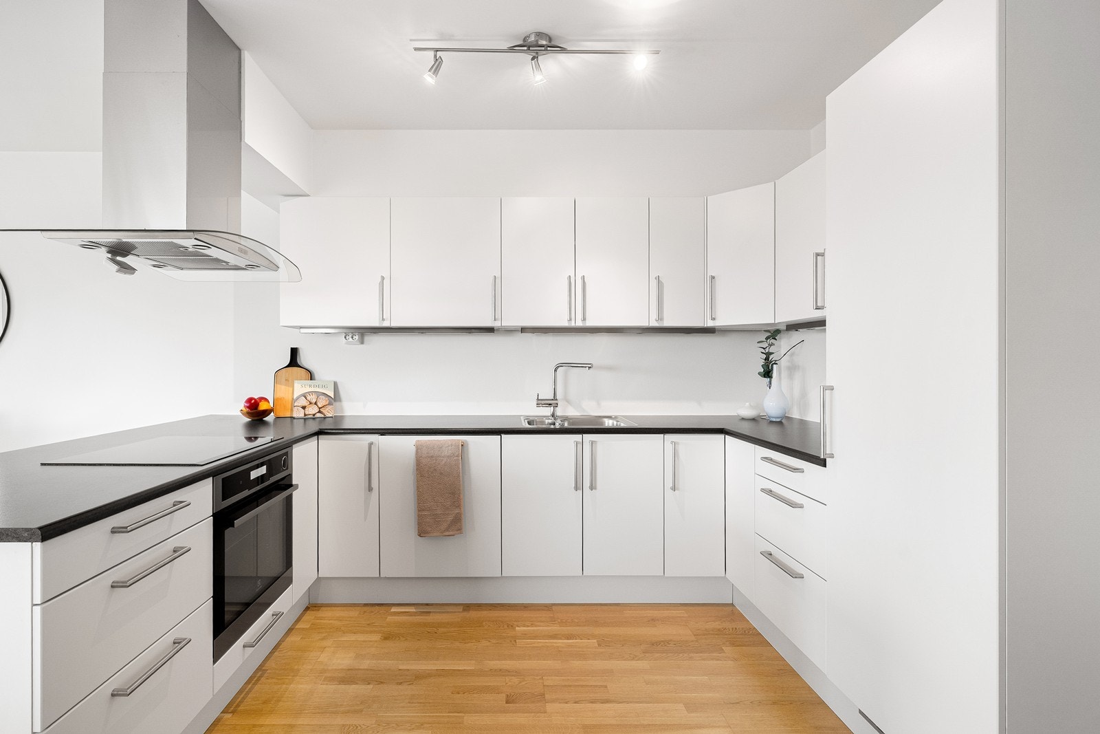 Innredningen er fra Aubo og er utstyrt med integrert hvitevarer og komfyrvakt. Galleribilde