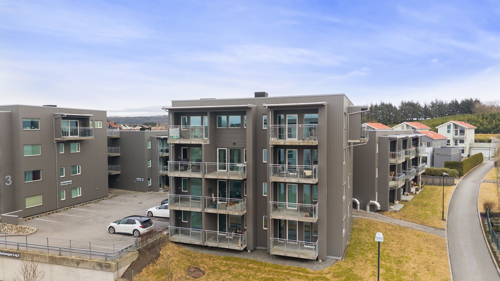 Fellesarealer er ryddig og pent opparbeidet med gressplen, diverse beplantning og asfalterte internveier og parkeringsarealer. Galleribilde