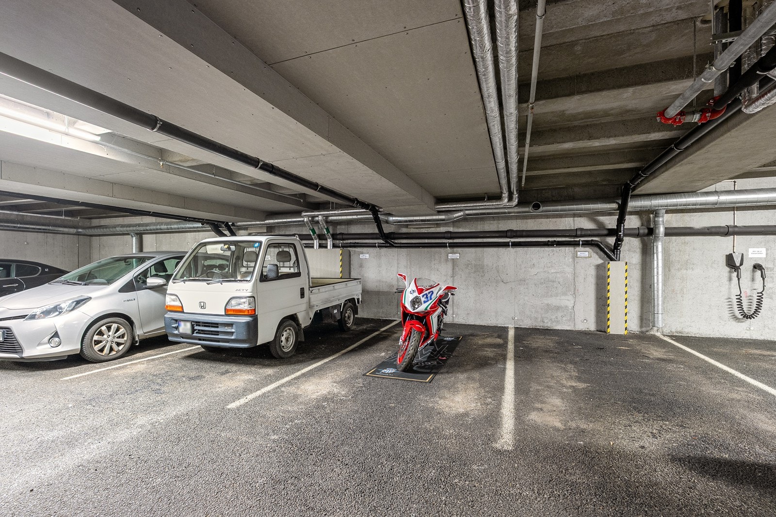 Det følger med parkeringsplass i garasjeanlegg. Bygget har heis med enkel adkomst til leiligheten. Galleribilde
