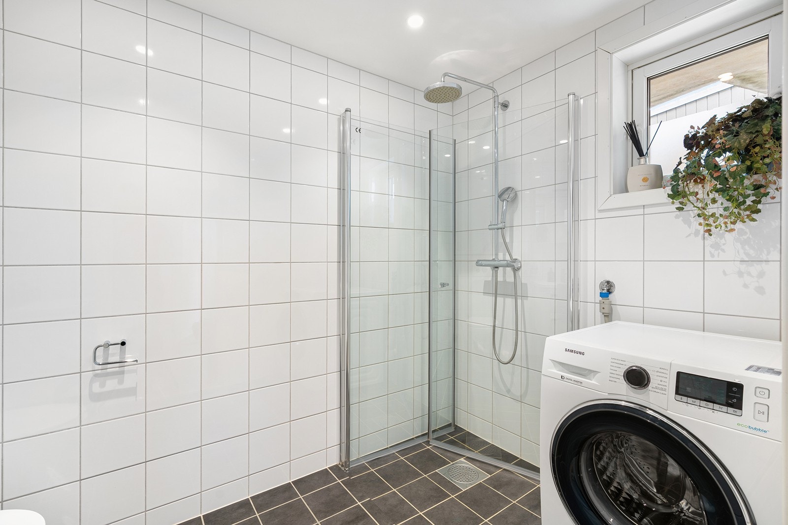 Det er opplegg for vaskemaskin. Ventilasjonen sikres gjennom et balansert anlegg. Galleribilde