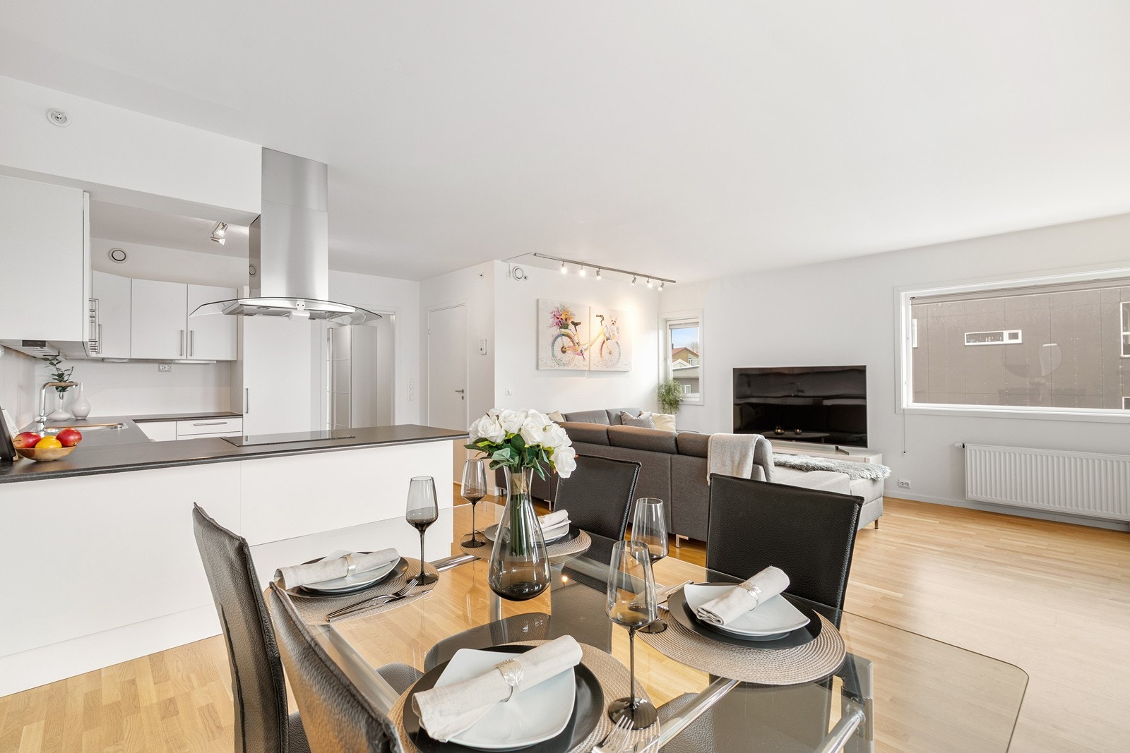 Åpent og sosialt kjøkken med barløsning mot stuen. Galleribilde