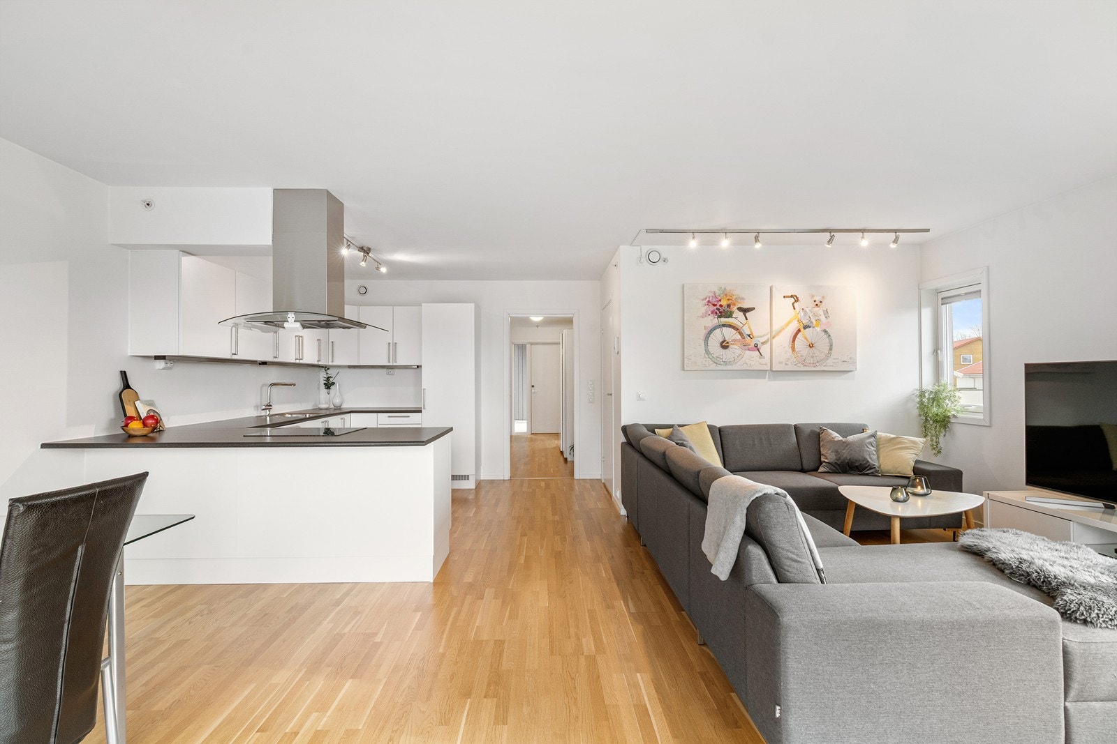 Selve stuen har plass til en romslig sofa samt spisebord, og siden leiligheten er på en ende får man flere vindusflater som gir en bedre romfølelse. Galleribilde