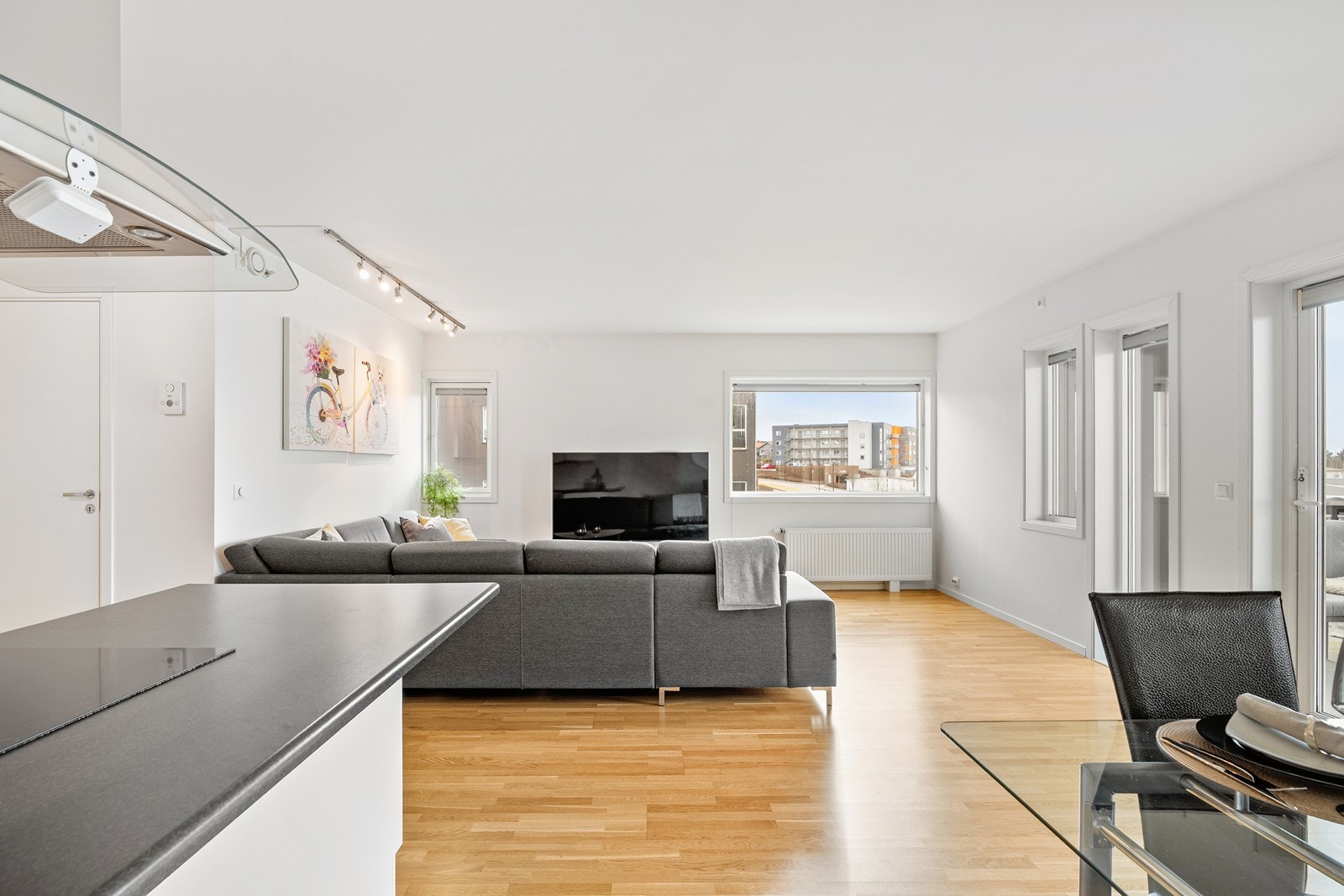 Rommet har flere vindusflater med plisségardiner og gode møbleringsmuligheter. Galleribilde