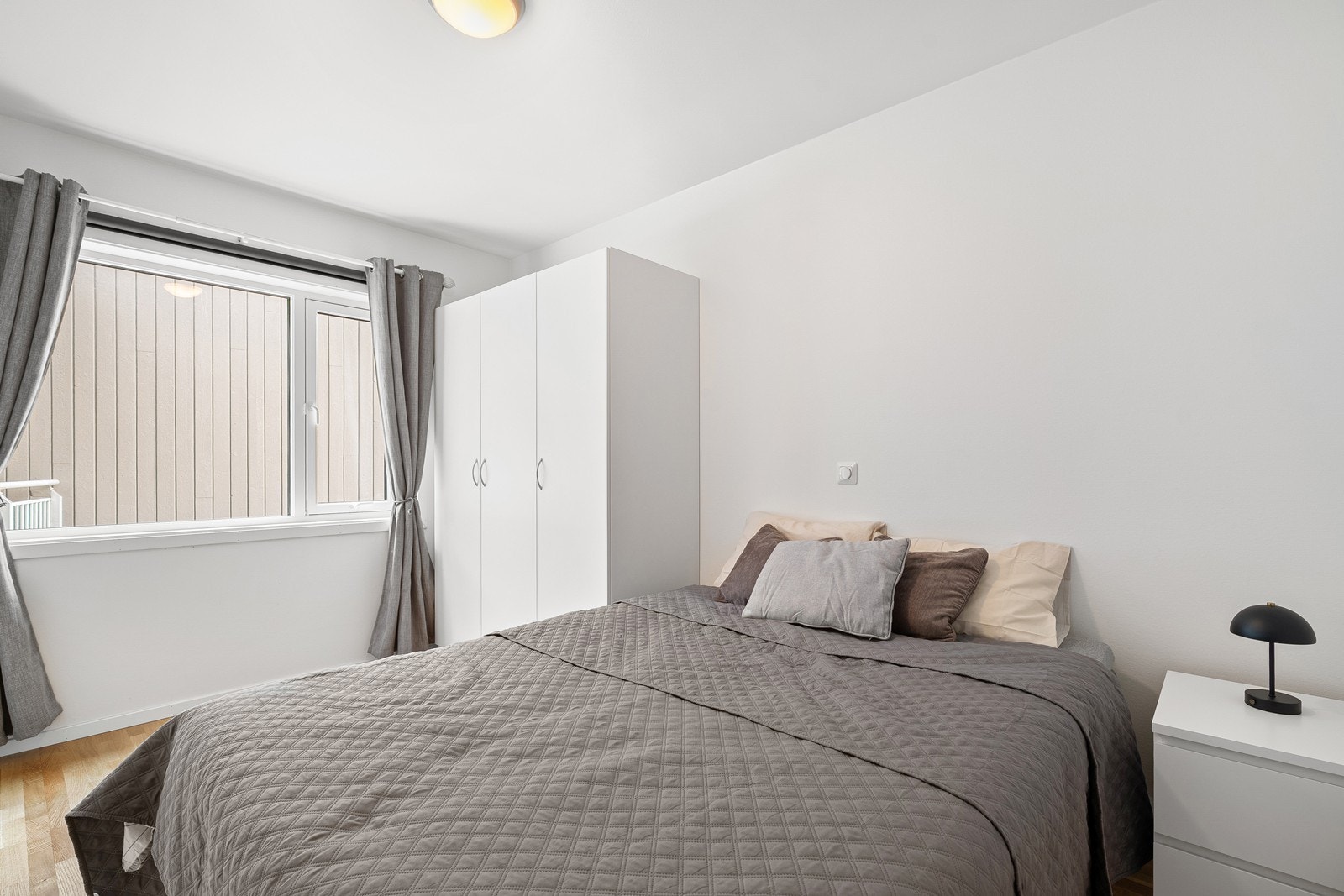 Leiligheten har to gode soverom med plass til stor seng og tilhørende nattbord. Hovedsoverommet har godt med oppbevaringsplass i medfølgende garderobeskap. Galleribilde