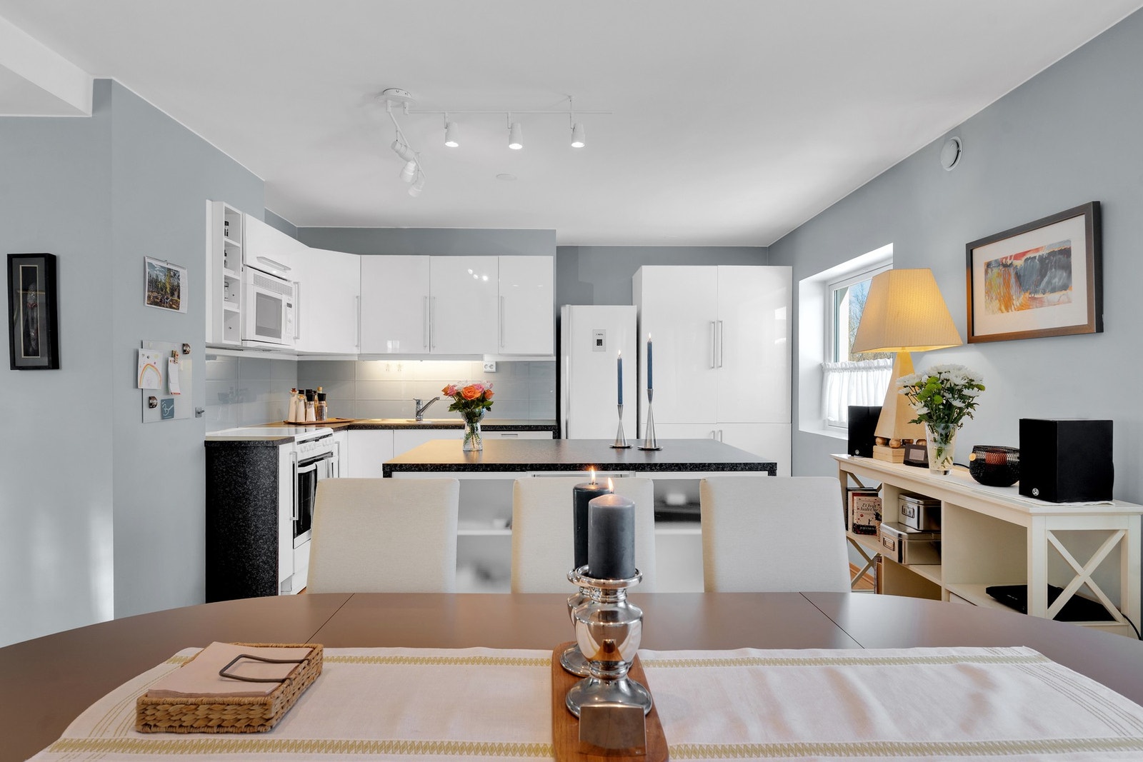 Åpen løsning mellom kjøkken, spisestue og stuen. Galleribilde