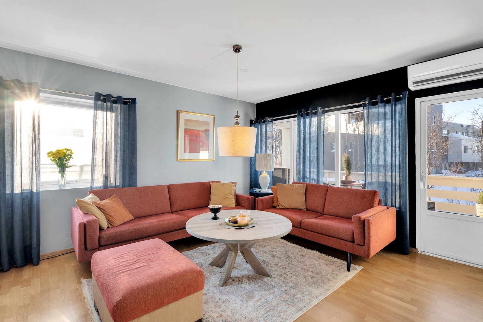 Store vinduer slipper inn mye dagslys. Galleribilde