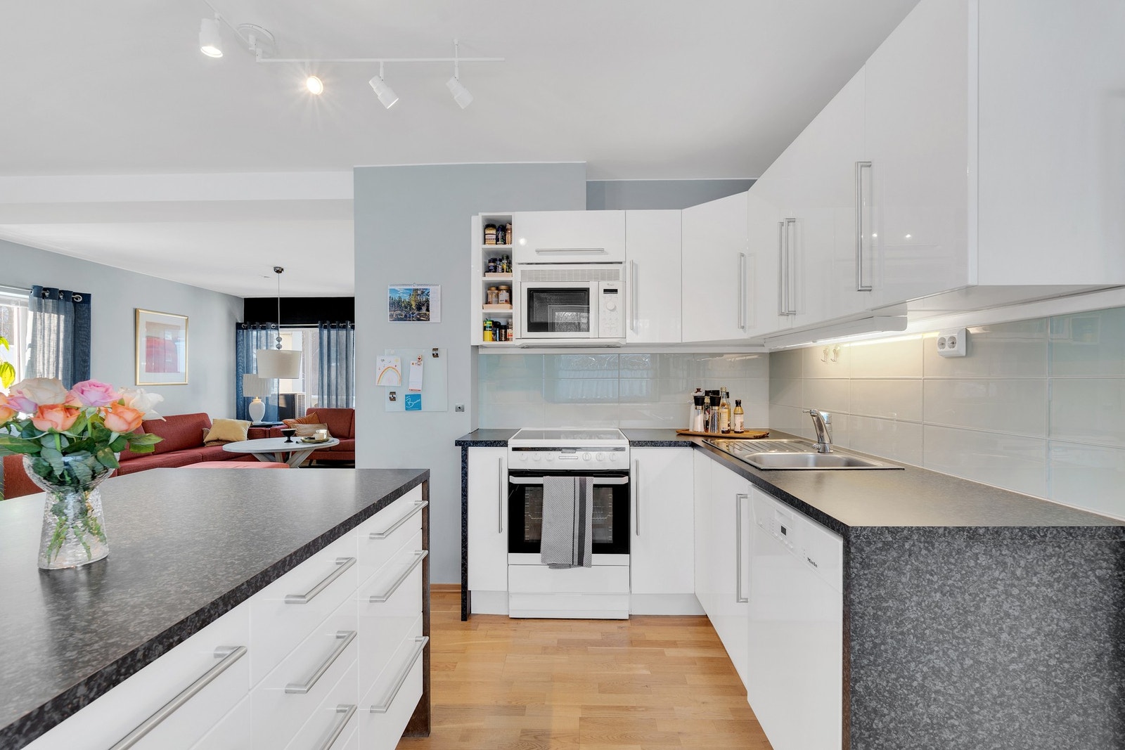 Lyst og fint kjøkken med stor kjøkkenøy. Galleribilde