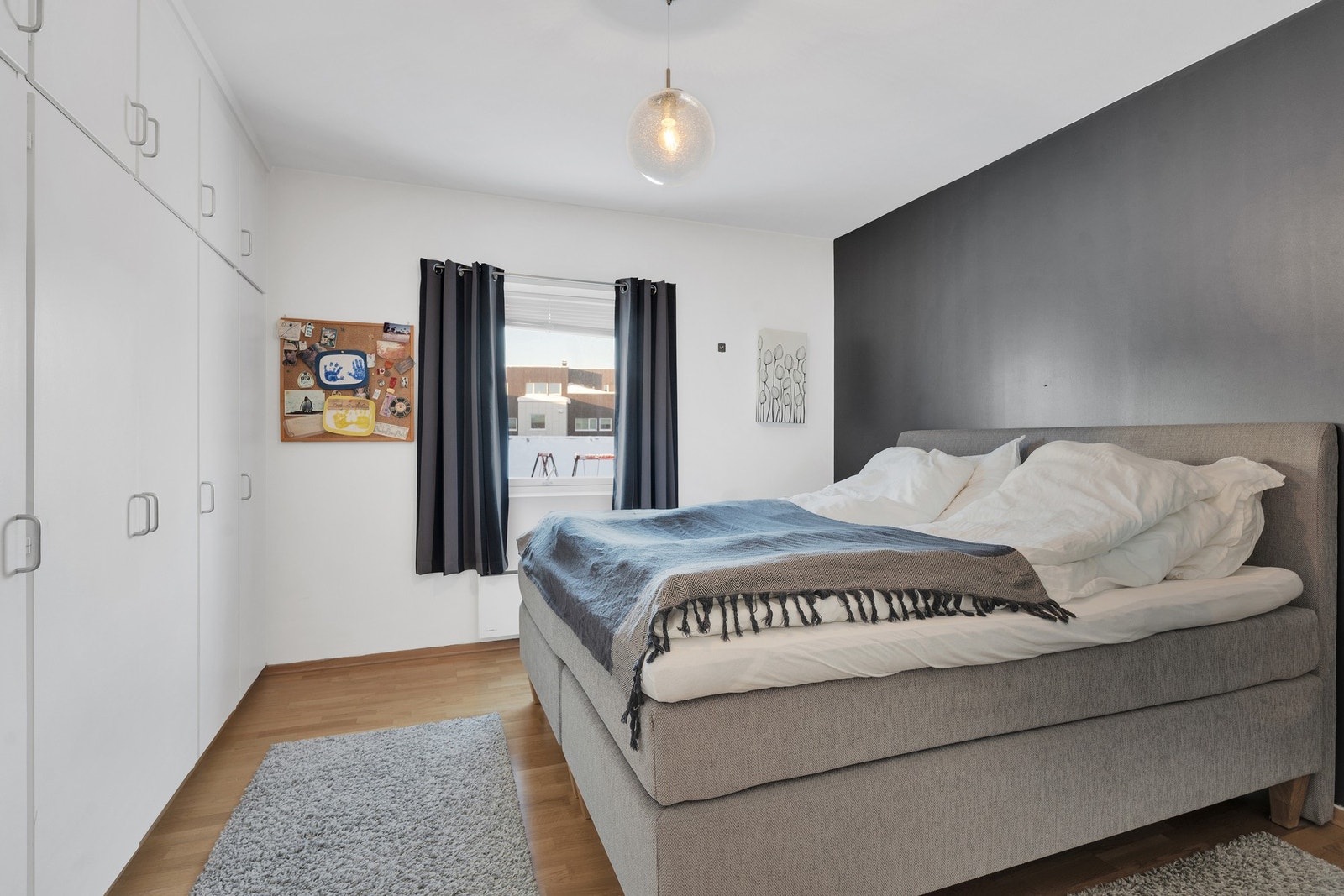 Leiligheten har tre romslige soverom. Galleribilde