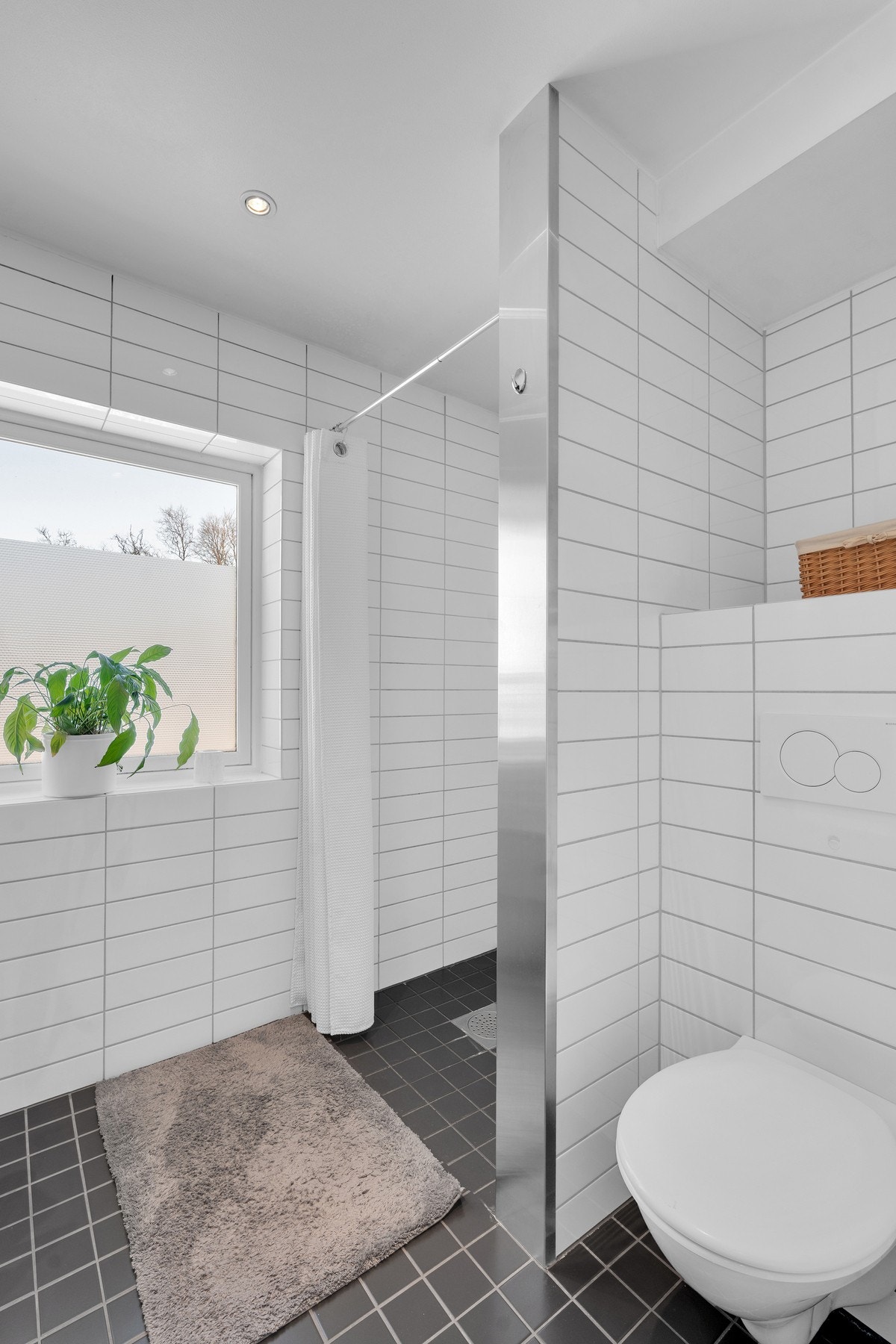 Flislagt bad med dusjnisje Galleribilde