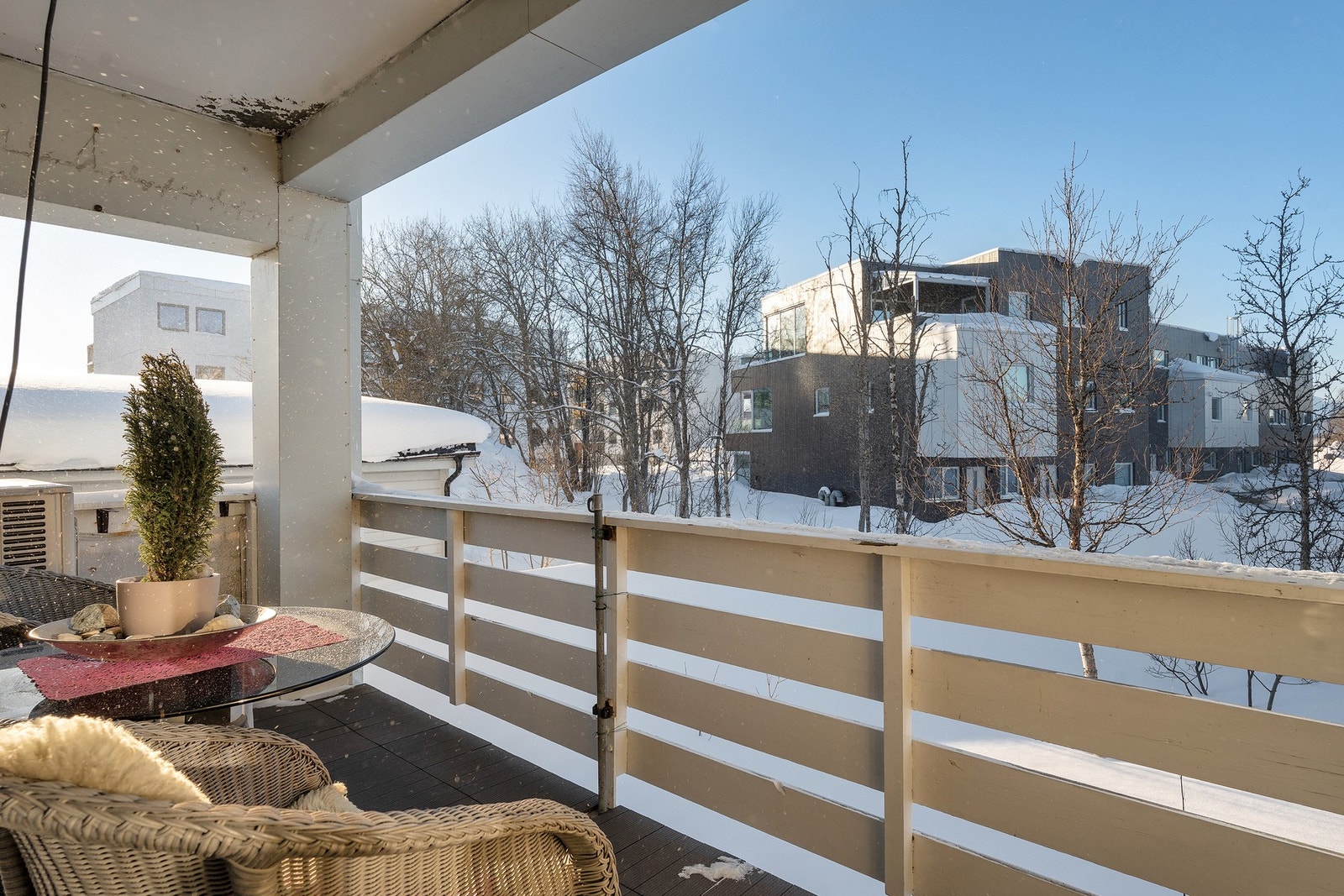 Koselig veranda med plass til utemøbler. Galleribilde