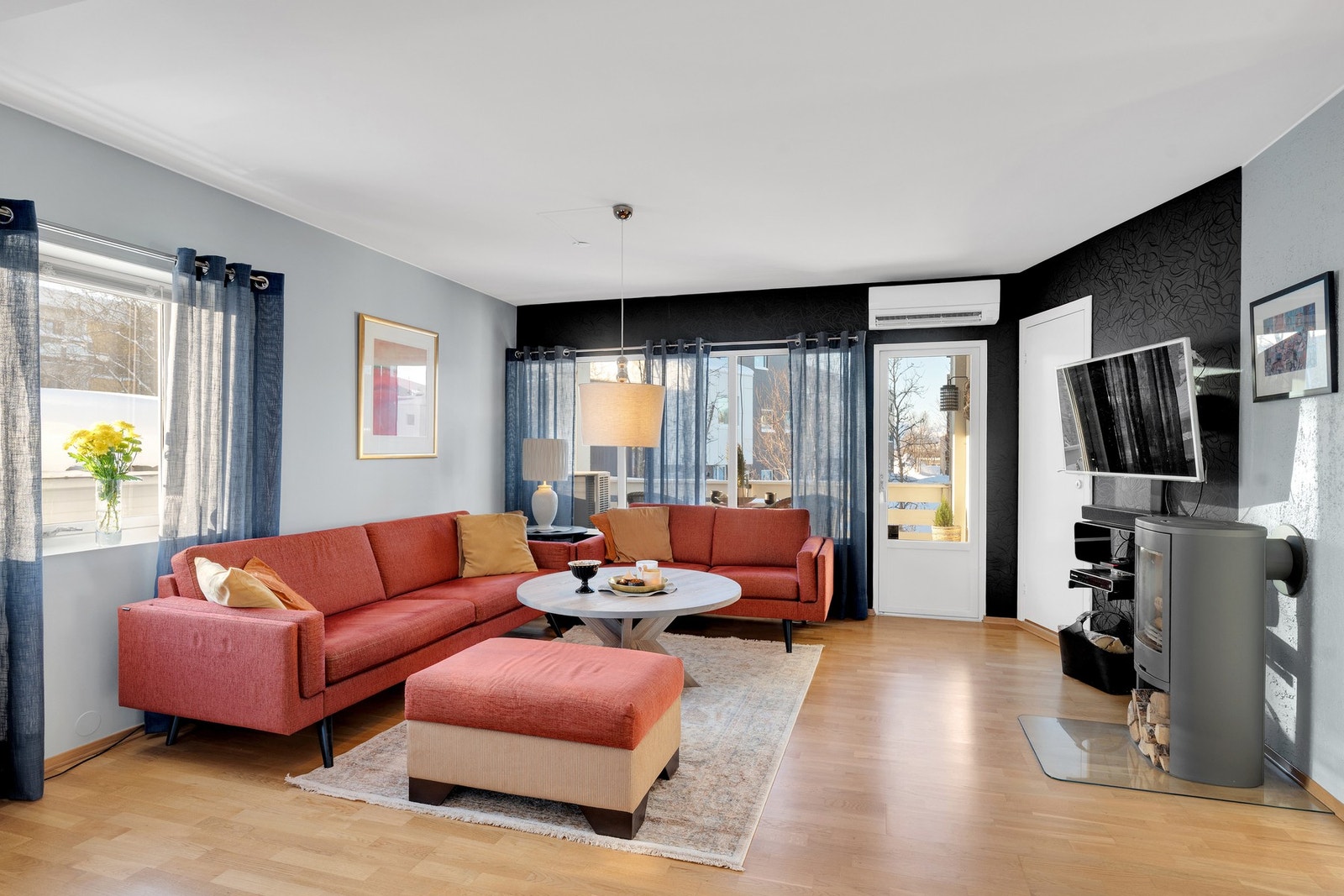 Leiligheten har vedfyring og egen veranda mot vest. Galleribilde