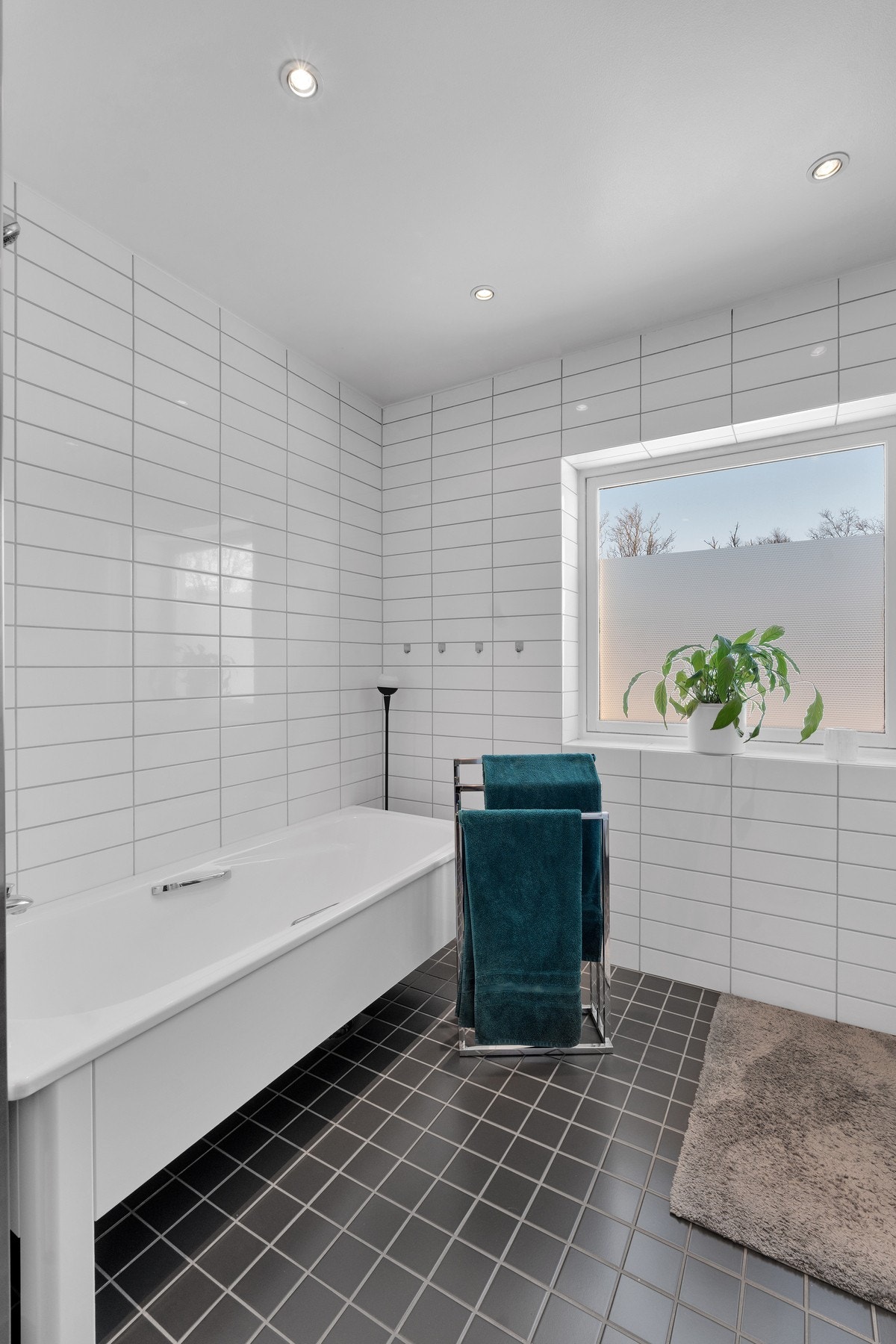 Badet er romslig og har badekar i tillegg til dusjen. Galleribilde