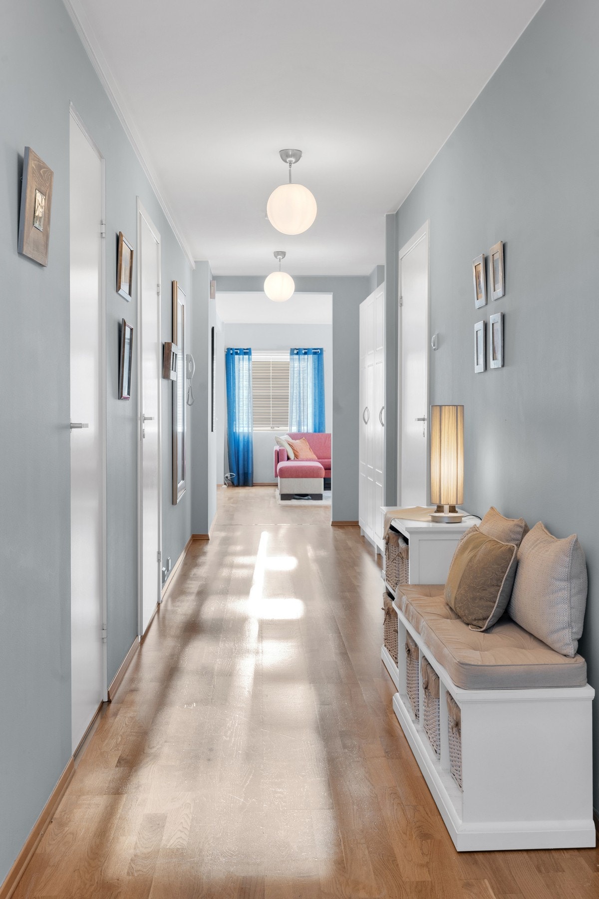 Romslig gang med plass til oppbevaring. Galleribilde