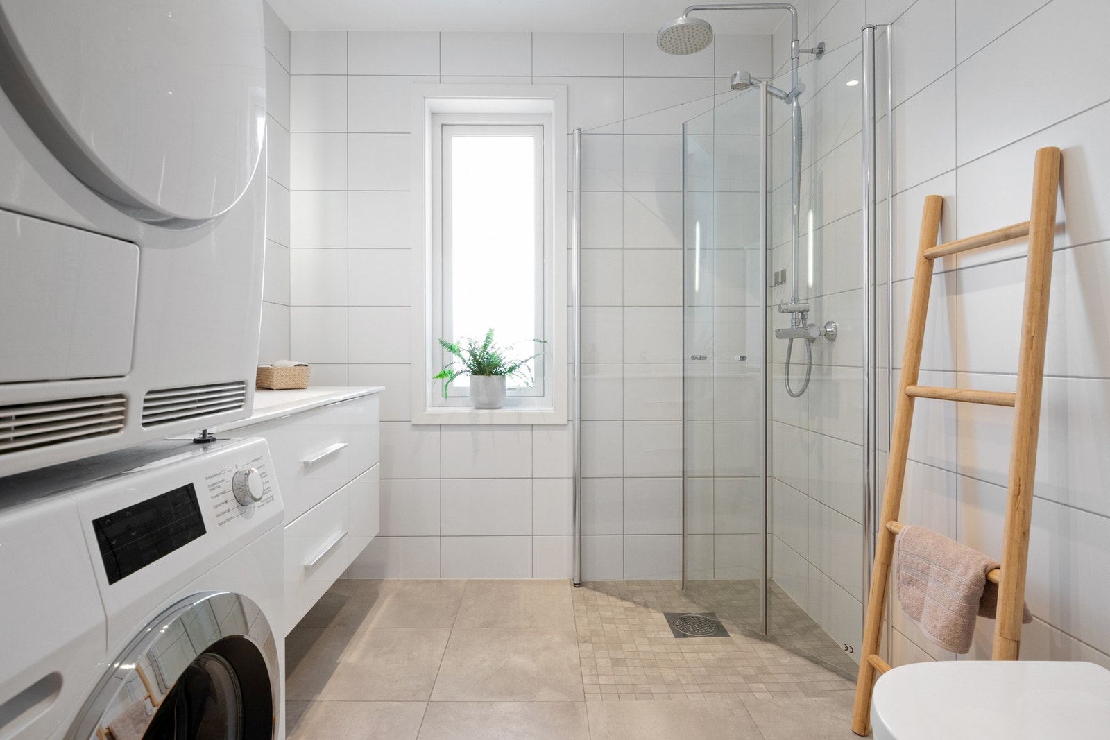 Badet/vaskerommet har flis på vegger, malte plater i himling og støpt flislagt gulv med elektriske varmekabler. Galleribilde