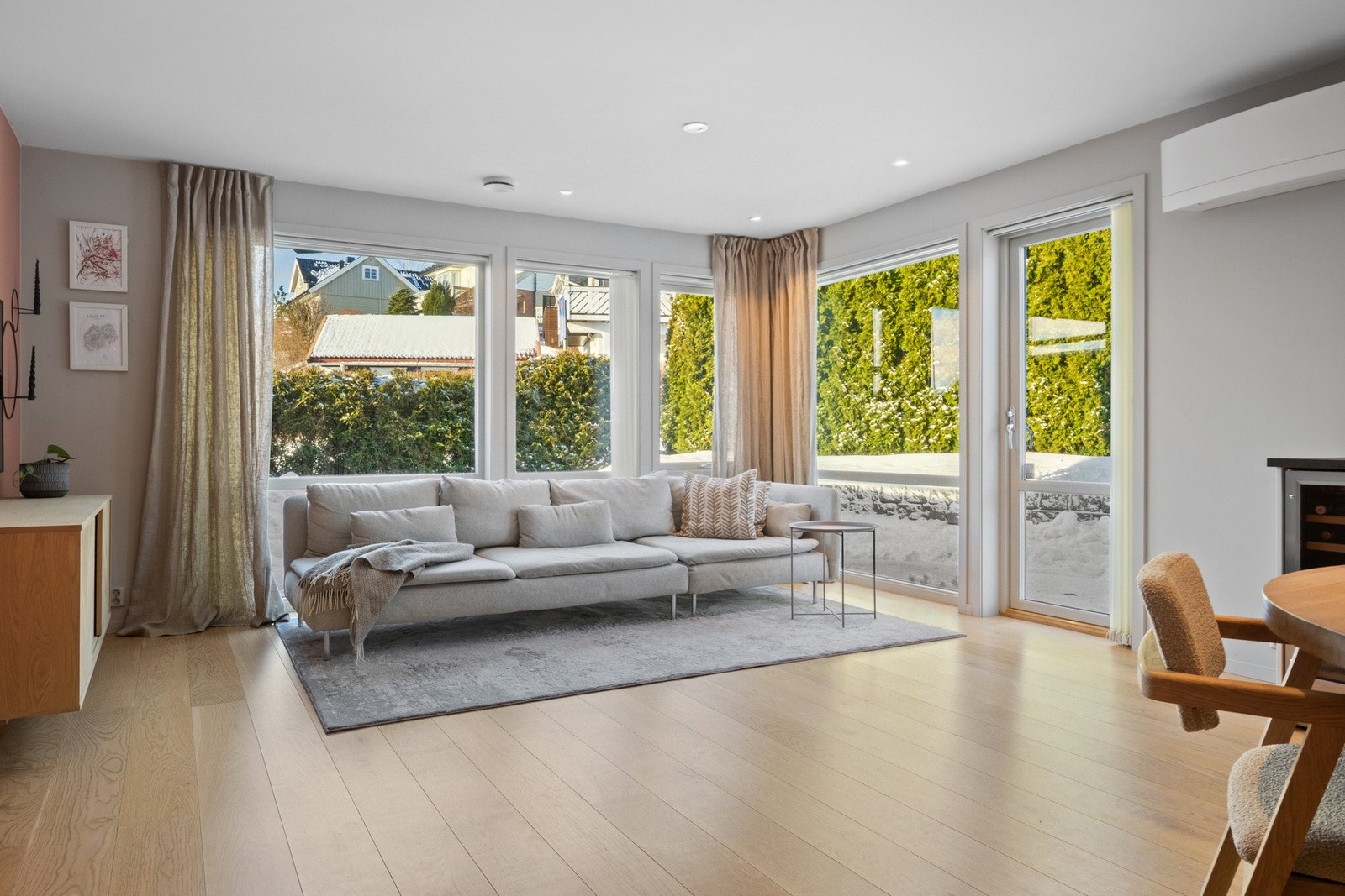 Innvendig er det parkett på gulv og malte plater på vegger og i himlinger. Galleribilde