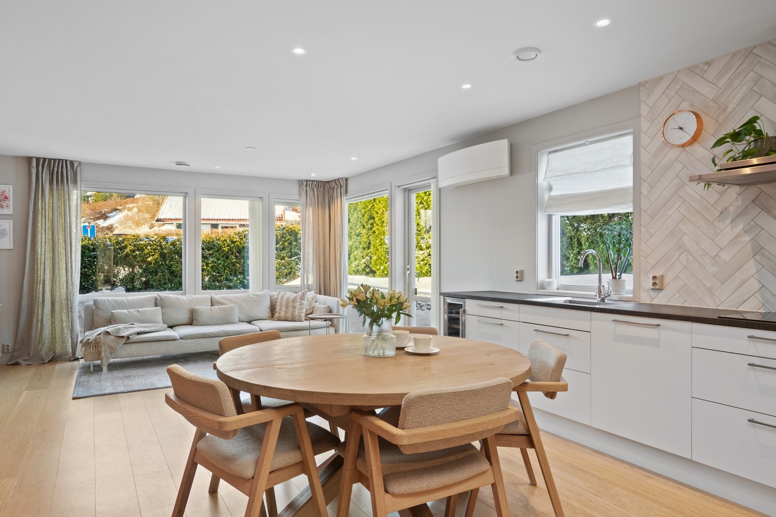 Boligen er oppført etter TEK10 og har en praktisk planløsning med blant annet stue, kjøkken, tre soverom og to bad. Galleribilde