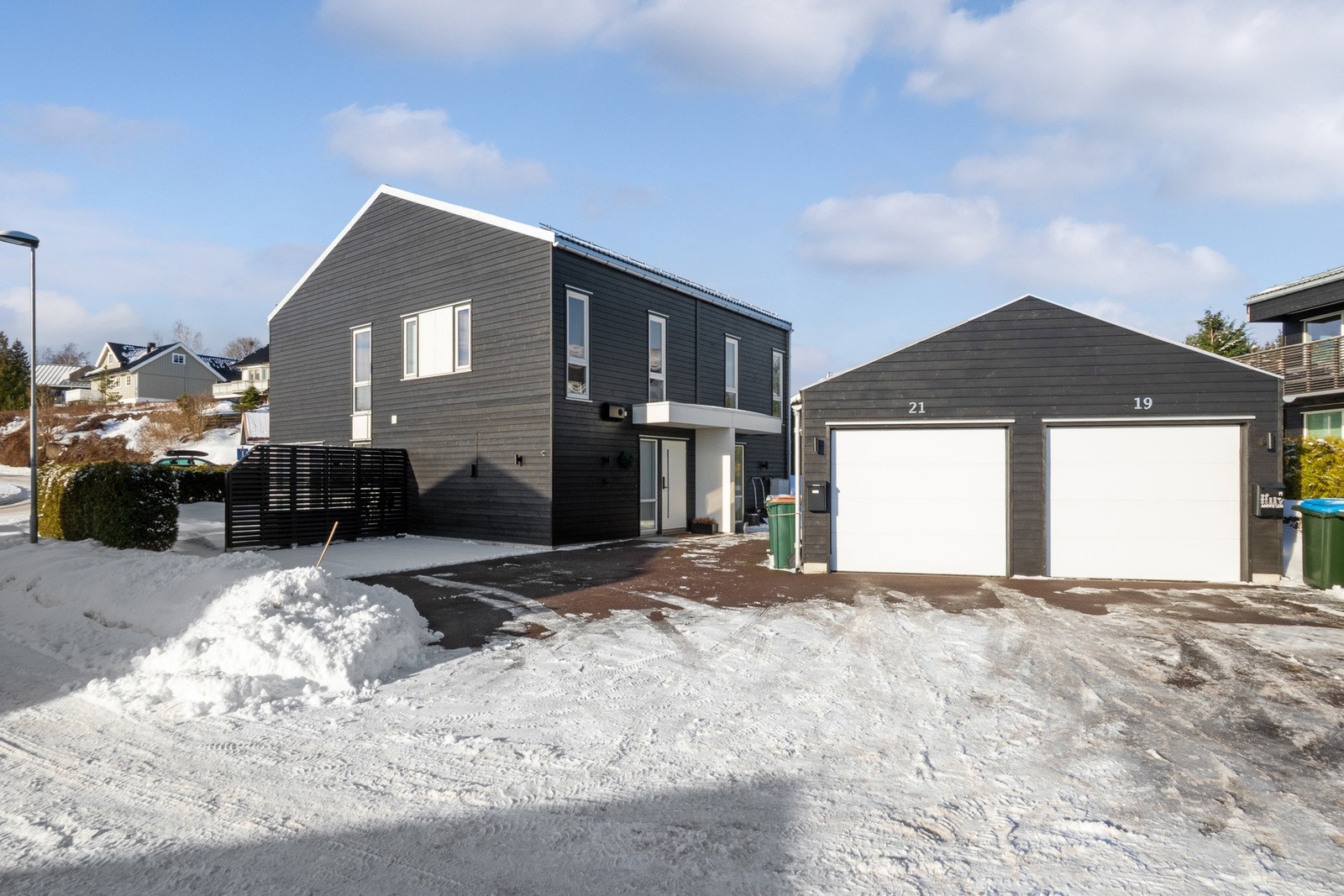 Det er parkering i garasje. Galleribilde