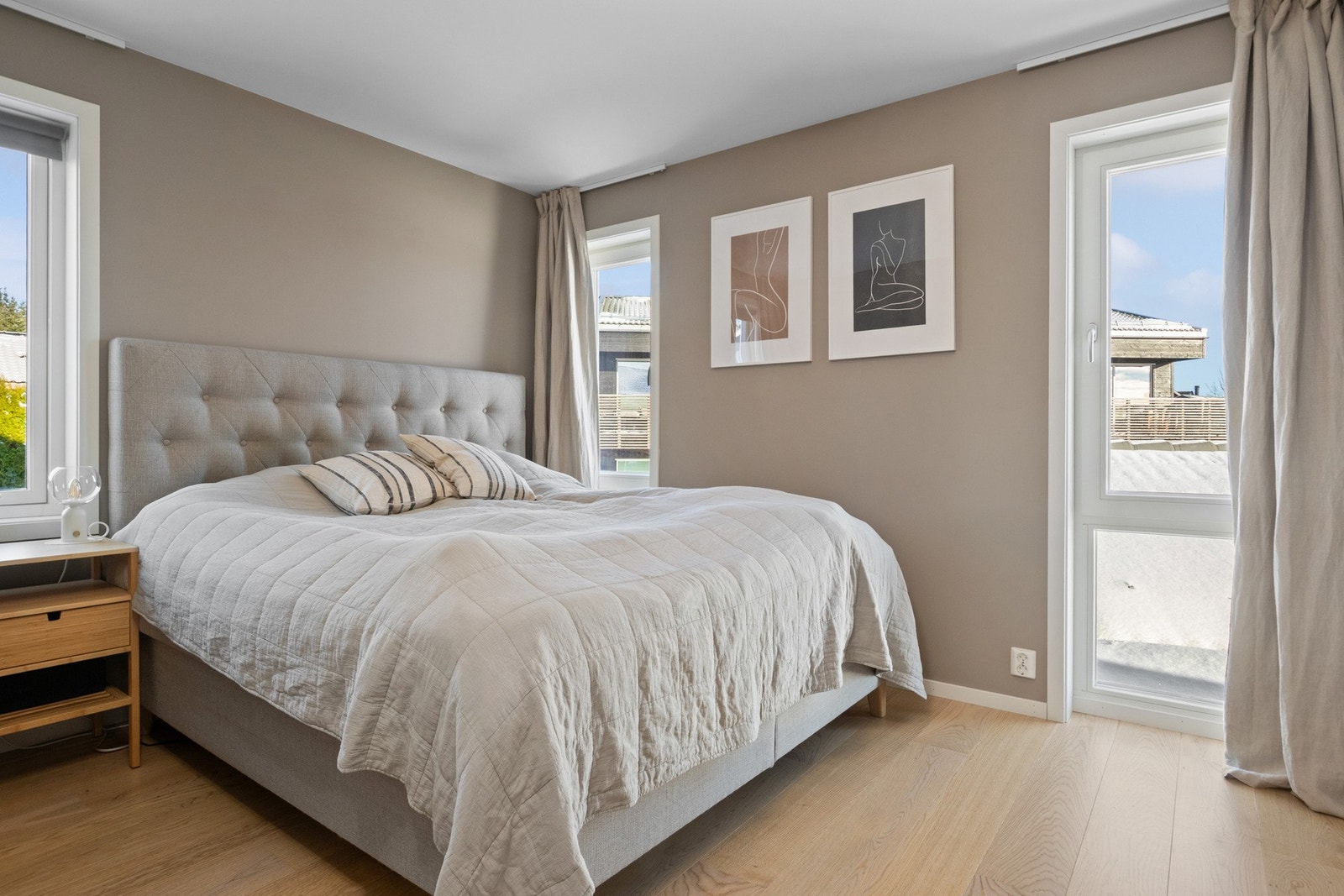 Rommene har parkett på gulv samt malte plater på vegger og i himlinger. Galleribilde