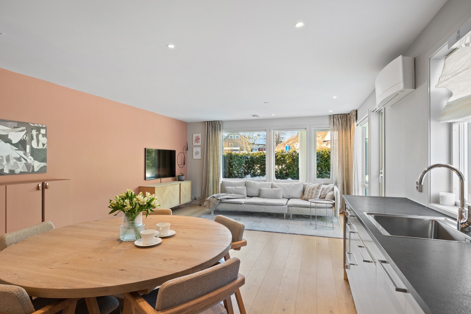 I stuen er det montert luft-til-luft varmepumpe. Galleribilde